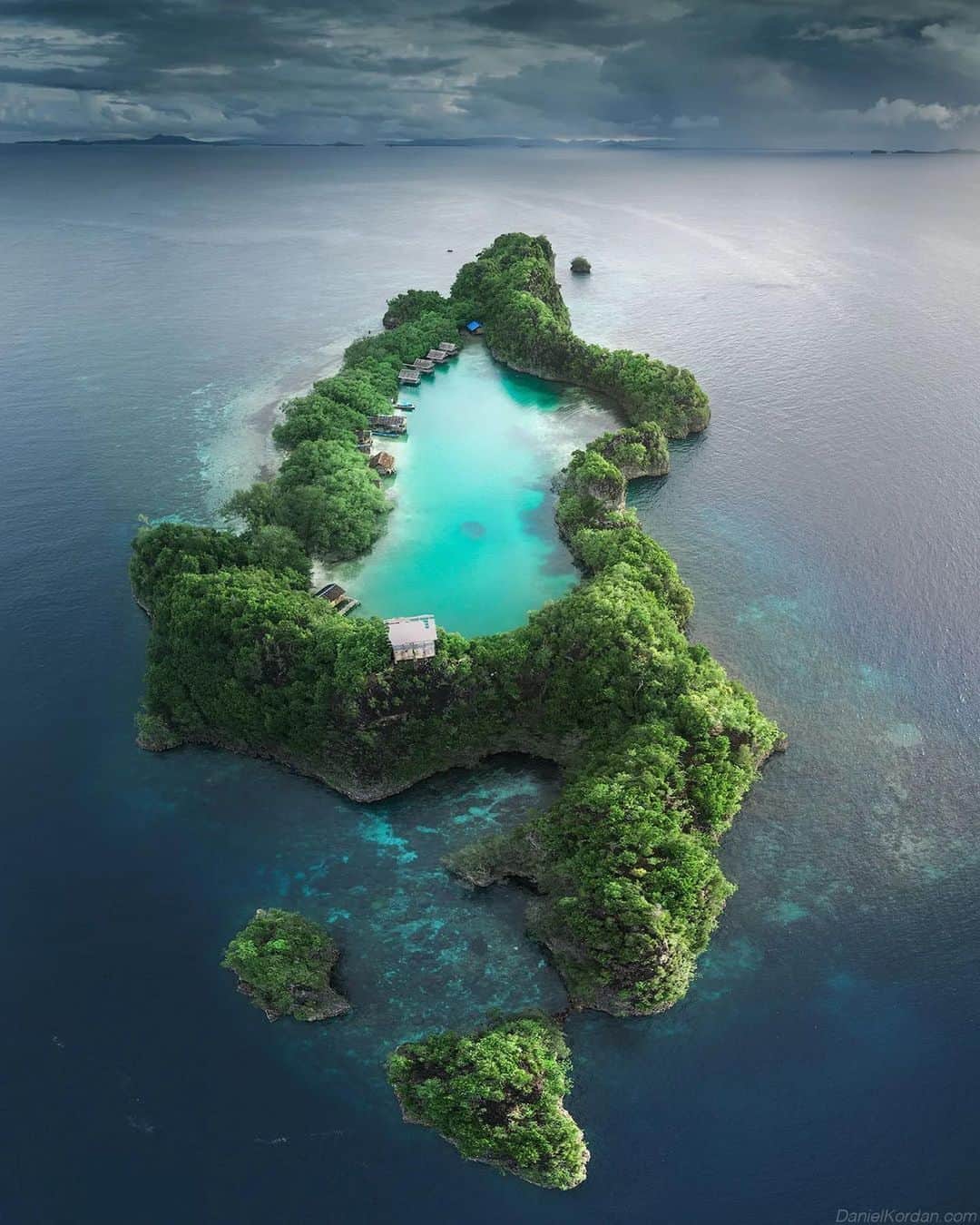Discover Earthさんのインスタグラム写真 - (Discover EarthInstagram)「🏝️ The gorgeous Rufus Island in the heart of Raja Ampat.   Did you know that the name "Raja Ampat" means "Four Kings" and comes from local mythology that tells the story of a woman who finds seven eggs: four hatch and become kings who occupy four of the largest islands in Raja Ampat. The other three become a ghost, a woman, and a stone.   📍 Raja Ampat, Indonesia  🇮🇩 #DiscoverIndonesia with @danielkordan」5月26日 21時00分 - discoverearth