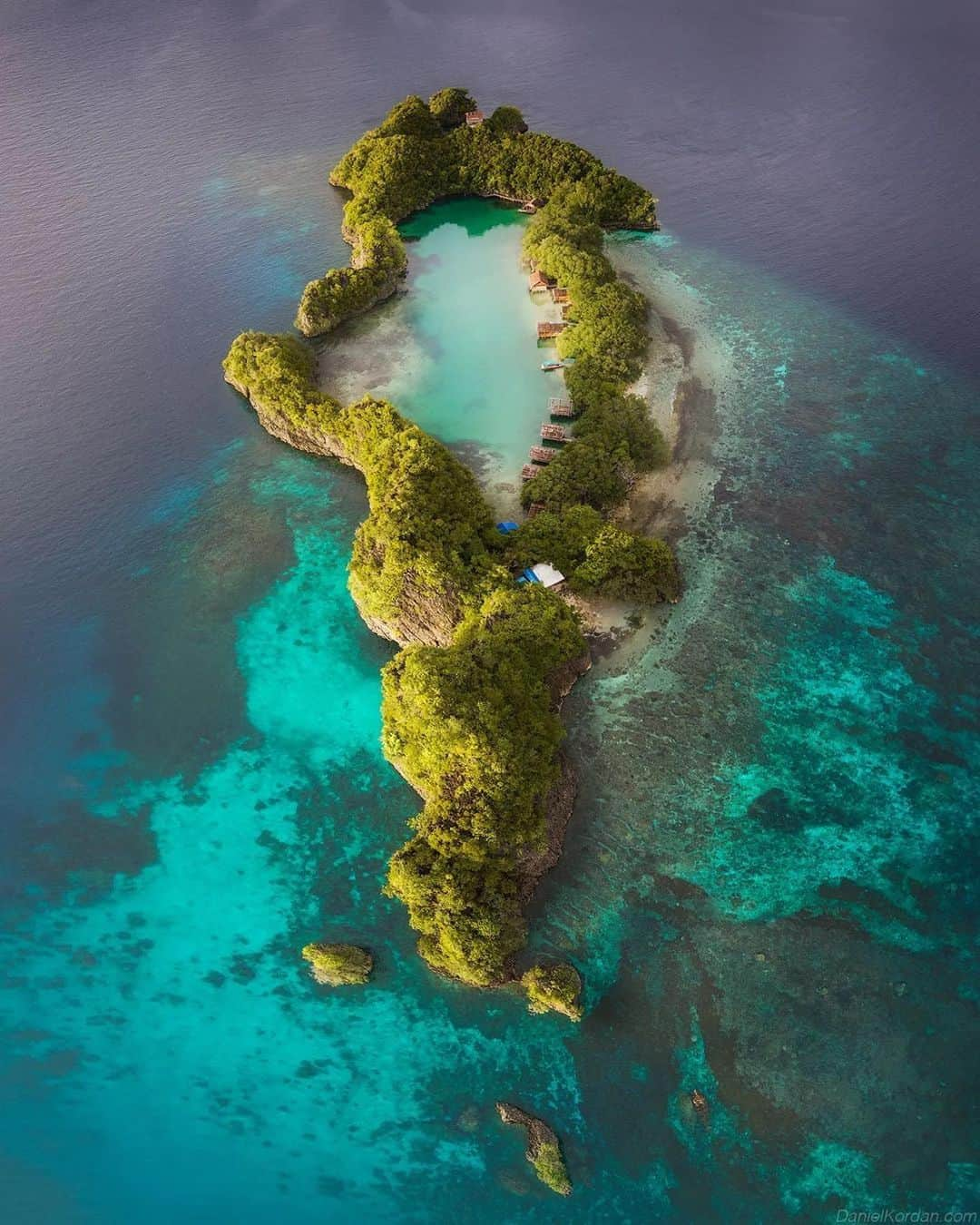 Discover Earthさんのインスタグラム写真 - (Discover EarthInstagram)「🏝️ The gorgeous Rufus Island in the heart of Raja Ampat.   Did you know that the name "Raja Ampat" means "Four Kings" and comes from local mythology that tells the story of a woman who finds seven eggs: four hatch and become kings who occupy four of the largest islands in Raja Ampat. The other three become a ghost, a woman, and a stone.   📍 Raja Ampat, Indonesia  🇮🇩 #DiscoverIndonesia with @danielkordan」5月26日 21時00分 - discoverearth