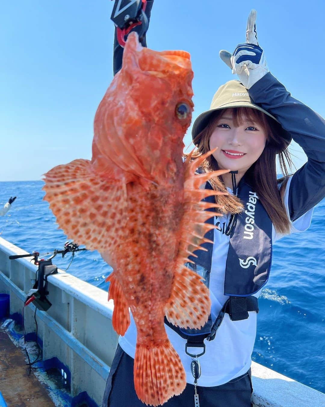 伊賀愛優菜さんのインスタグラム写真 - (伊賀愛優菜Instagram)「･ 50cm越えのウッカリカサゴ！ デカすぎてビックリ！ ･ しかもこのサイズになるのに 根魚は成長が遅くて 15年ぐらいかかるらしく珍しいんだとか…🫢 ･ いいサイズのオニカサゴもGET✊💖 ･ そして、この日は テレビ愛知「fishinglover 東海」のロケで 鳥羽市石鏡から出港の利久丸さんに乗って オニカサゴをメインターゲットとした ライト深海釣りに行ってました！✨️ ･ 色んな仕掛けで、色んな魚が…！👀✨ ･ こちらは、 テレビ愛知にて 5/27 （土）午前 7:00～7:30  放送です！ ･ ぜひ観てくださいね〜！☺️ ･ タックルデータ ロッド:SHIMANO  MIDGAME CI4 82HH リール:SHIMANO  BEAST MASTER 2000EJ ライン:SHIMANO OCEA JIGGER MX4 3号 バッテリー:HAPYSON  電動リール用バッテリーコンパクト ･ #釣りガール #釣り #釣り女子 #fishing #fishinglife  #낚시  #fishinggirls  #instafish #fishingdaily #saltwaterfishing #angler #釣り好きと繋がりたい  #オフショア #ocean #東レ #TORAY #東レモノフィラメント #ソラローム #SOLAROAM #シーバス #ボートシーバス #大阪湾シーバス #shimano #shimanofishing_jp #shimanofishing #中深海 #オニカサゴ #ウッカリカサゴ」5月25日 18時57分 - ayugram_125