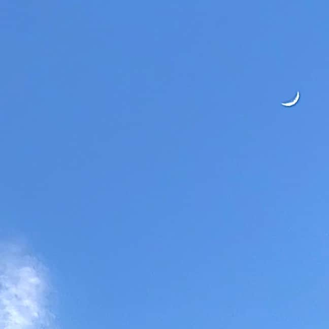 桂のインスタグラム：「輝面比21%の昼の三日月  #crescentmoon #moon #luna #sky #bluesky #clouds #三日月 #月 #空 #青空 #雲」