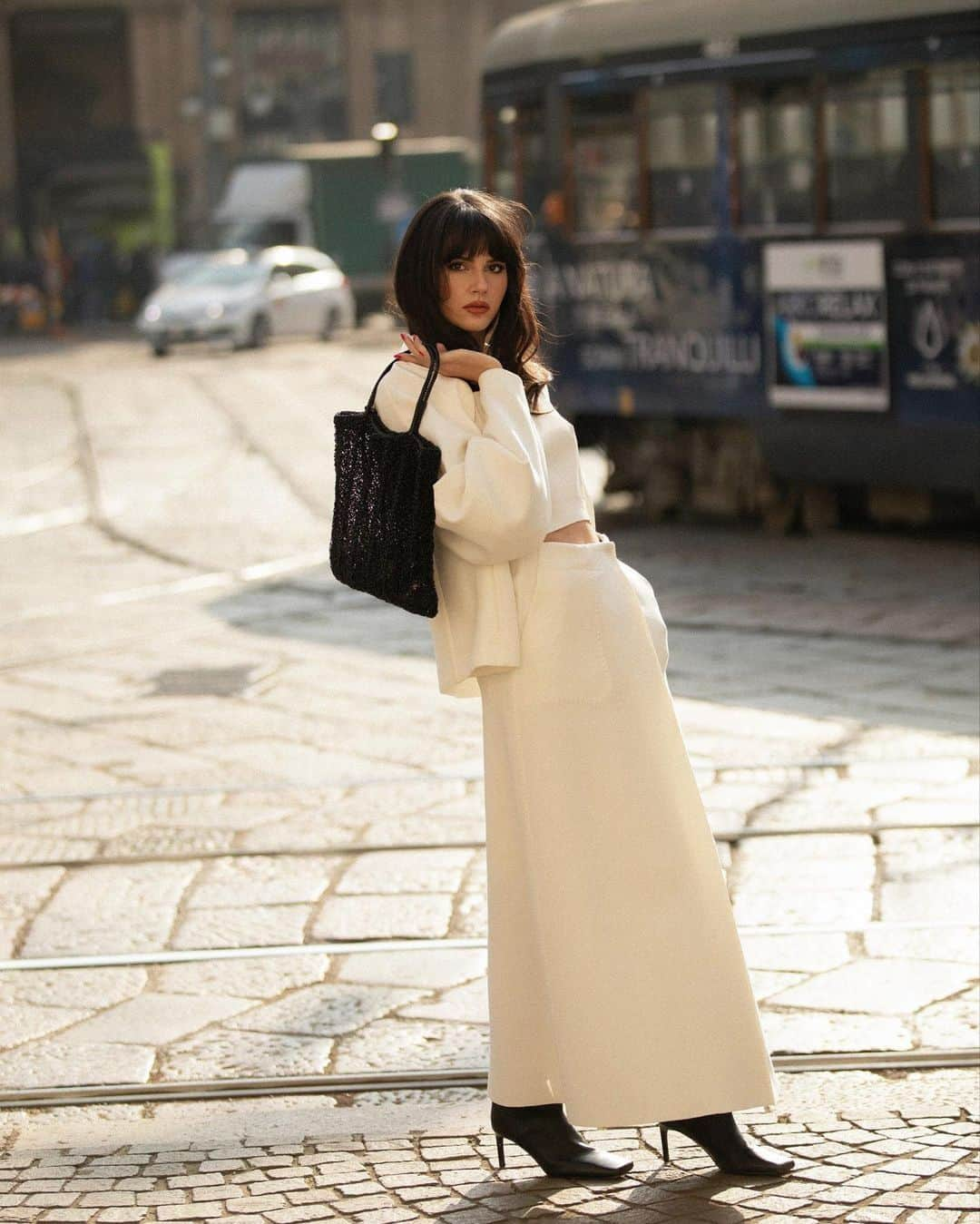 ANTEPRIMAさんのインスタグラム写真 - (ANTEPRIMAInstagram)「#Repost @paola_cossentino  Fashion blogger Poala ensembled the #ANTEPRIMA #SS23 show look with UNO #WIREBAG in Nero Opaco to create a classic contrast. Showcasing a classic Milanese style, Paola is no wonder an elegant ANTEPRIMA woman.  Shop the SS23 Collection now.  #SpringSummer2023 #SS23 #MFW #MilanFashionShow #ANTEPRIMA #ReadyToWear #WIREBAG #SummerBag #BeachBag #PoolBag #WaterResistenceBag #Miniature #MicroBag #MiniBag #CraftBag #CrochetBag #Handcraft #KnitBag #WorkBag #ItalianDesign #Craftmanship #アンテプリマ」5月25日 19時00分 - anteprimaofficial