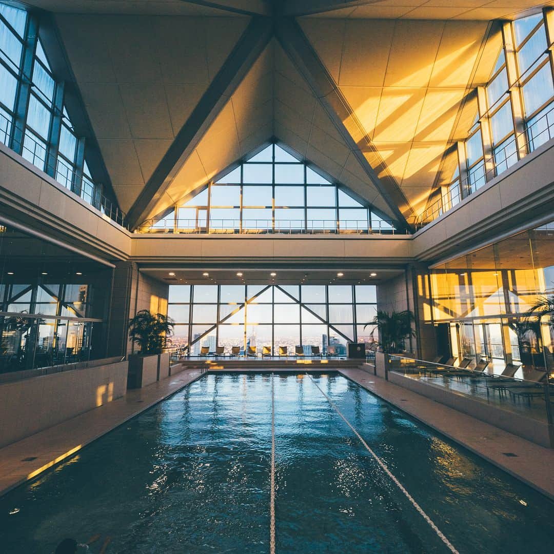 Park Hyatt Tokyo / パーク ハイアット東京さんのインスタグラム写真 - (Park Hyatt Tokyo / パーク ハイアット東京Instagram)「The Club On The Park swimming pool is often described as a work of art. A perfect triangle reflects the glow of the evening sun back into the pool.  高層階に位置する天空のプールは、国内外のメディアから「世界一美しい」と称されることも。降りそそぐ光は時間とともに移ろい、幻想的なマジックアワーへ。  Share your own images with us by tagging @parkhyatttokyo  ————————————————————— #ParkHyattTokyo #ParkHyatt #Hyatt #Luxuryispersonal #ClubOnThePark #discovertokyo #wellnessandwellbeing #wellness #wellbeing #fitness #gym #swimmingpool #pool #poolinthesky #workout #パークハイアット東京 #クラブオンザパーク #ウェルネス #ウェルビーイング  #スイミングプール #プール #エクササイズ #フィットネス #天空のオアシス #天空のプール」5月25日 19時00分 - parkhyatttokyo