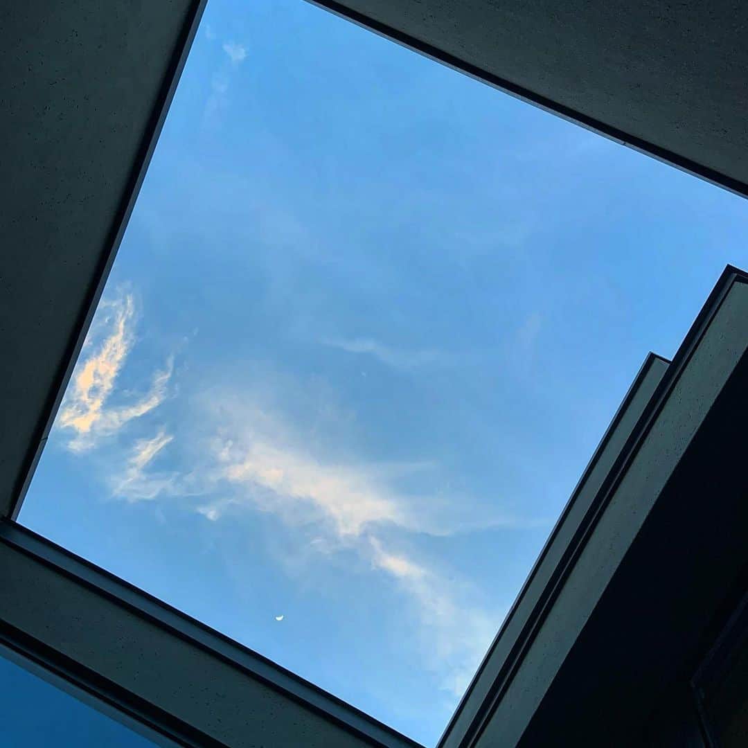 のインスタグラム：「ベランダで切り取る空」