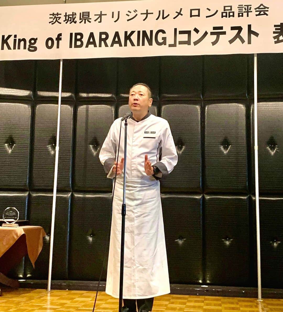 鎧塚俊彦さんのインスタグラム写真 - (鎧塚俊彦Instagram)「茨城にて「King of Ibaraking コンテスト」審査委員長を務めさせて頂きました。 より一層イバラキングの良さを日本中に広めようと今年から始まりました。 審査委員長とはいえ学ぶ事が一杯でこの経験と素晴らしいイバラキングでYOROIZUKAのスイーツを更にグレードUPしていきたいです＼(^o^)／。 #torhiyoroizuka #鎧塚俊彦　#トシヨロイヅカ　#イバラキング　#メロン　#kingofibaraking  #茨城　#メロンコンテスト」5月25日 19時02分 - toshiyoroizuka