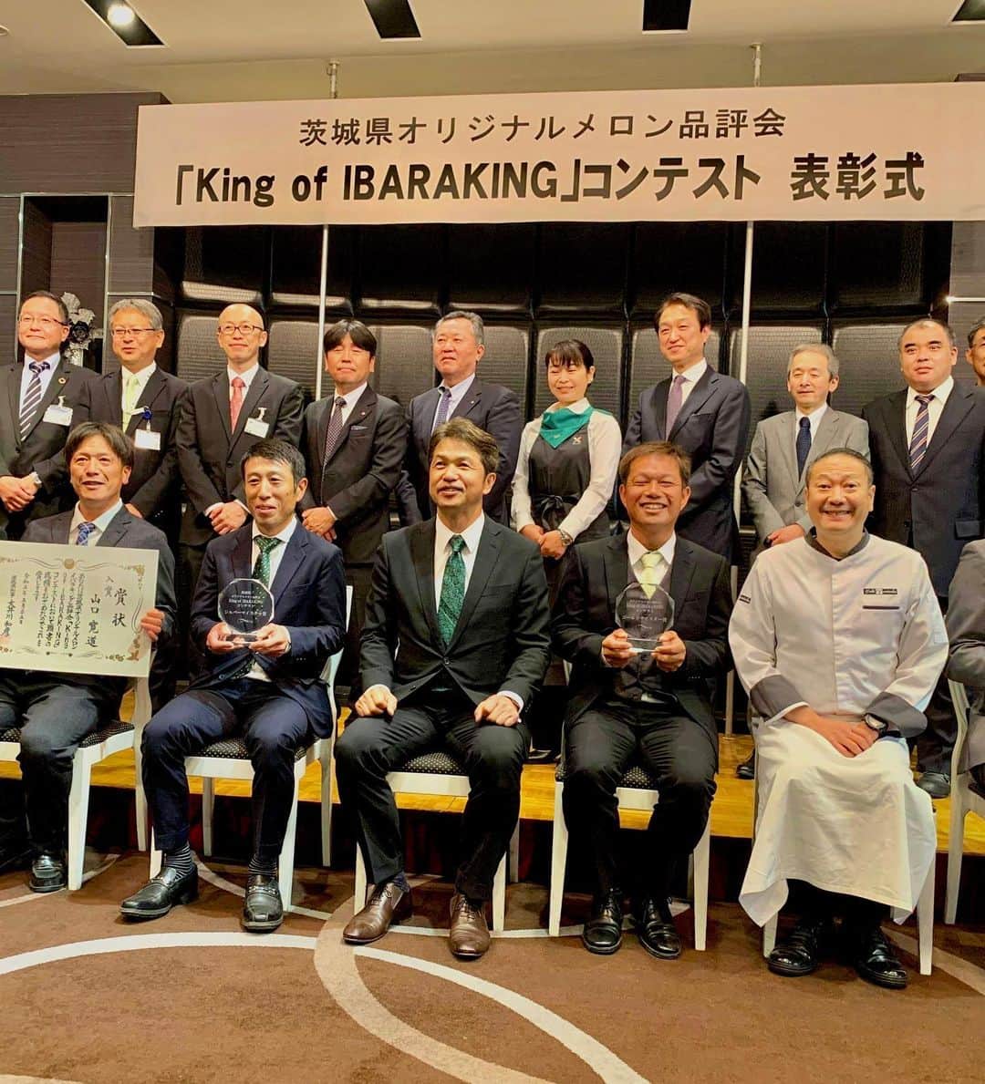 鎧塚俊彦さんのインスタグラム写真 - (鎧塚俊彦Instagram)「茨城にて「King of Ibaraking コンテスト」審査委員長を務めさせて頂きました。 より一層イバラキングの良さを日本中に広めようと今年から始まりました。 審査委員長とはいえ学ぶ事が一杯でこの経験と素晴らしいイバラキングでYOROIZUKAのスイーツを更にグレードUPしていきたいです＼(^o^)／。 #torhiyoroizuka #鎧塚俊彦　#トシヨロイヅカ　#イバラキング　#メロン　#kingofibaraking  #茨城　#メロンコンテスト」5月25日 19時02分 - toshiyoroizuka