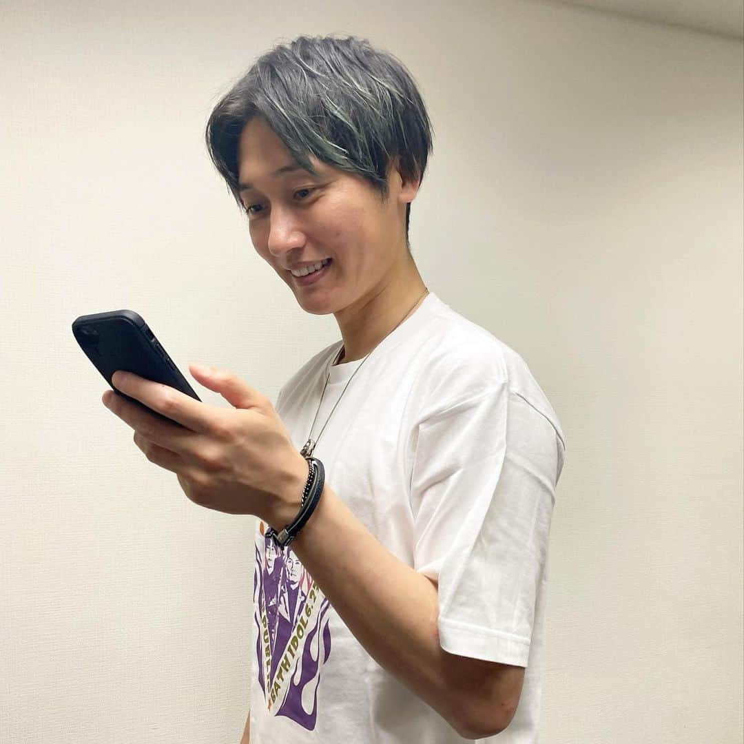 純烈さんのインスタグラム写真 - (純烈Instagram)「💚 ━・━・━・━・━・━・━・━・━・━・ 📢歌の手帖×後上翔太コラボグッズ販売！！ ━・━▼━・━・━・━・━・━・━・━・ ８月号(6/21発売号)に後上翔太が単独表紙で登場✨  さらに！ 特典会の前に少しお化粧直しをしたい・・・ そんな方にうってつけのアイテム【歌の手帖×後上翔太コラボミラー】の予約も開始されました！！  ネット・郵便振込の2パターンでご注文可能😊 価格は2,400円(税込) ＊1回のご注文で2個までご購入可能です＊  予定個数がなくなり次第、販売終となります。 ぜひ、お早めにチェックをお願いします✅  また、お届け予定日やその他の詳細に関しては【🔍歌の手帖HP】をご覧ください。  ＊ハイライトの「グッズ」に詳細ページのリンクを載せていますので、そちらからもぜひ！   #歌の手帖  #純烈  #後上翔太   #単独表紙  #表紙   #コラボグッズ  #ミラー #予約開始   #よろしくお願いします😊    #写真はいつの日かのもの」5月25日 19時05分 - junretsu_official