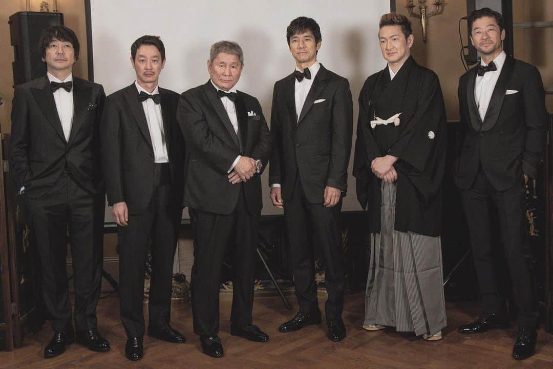 浅野忠信のインスタグラム：「「首」 北野武監督最新作でカンヌ映画祭に行ってきました！ 上映はたくさんの笑いと拍手に包まれ最高に盛り上がりました！ 日本の公開が楽しみです！  カンヌ楽しかった！ #首」