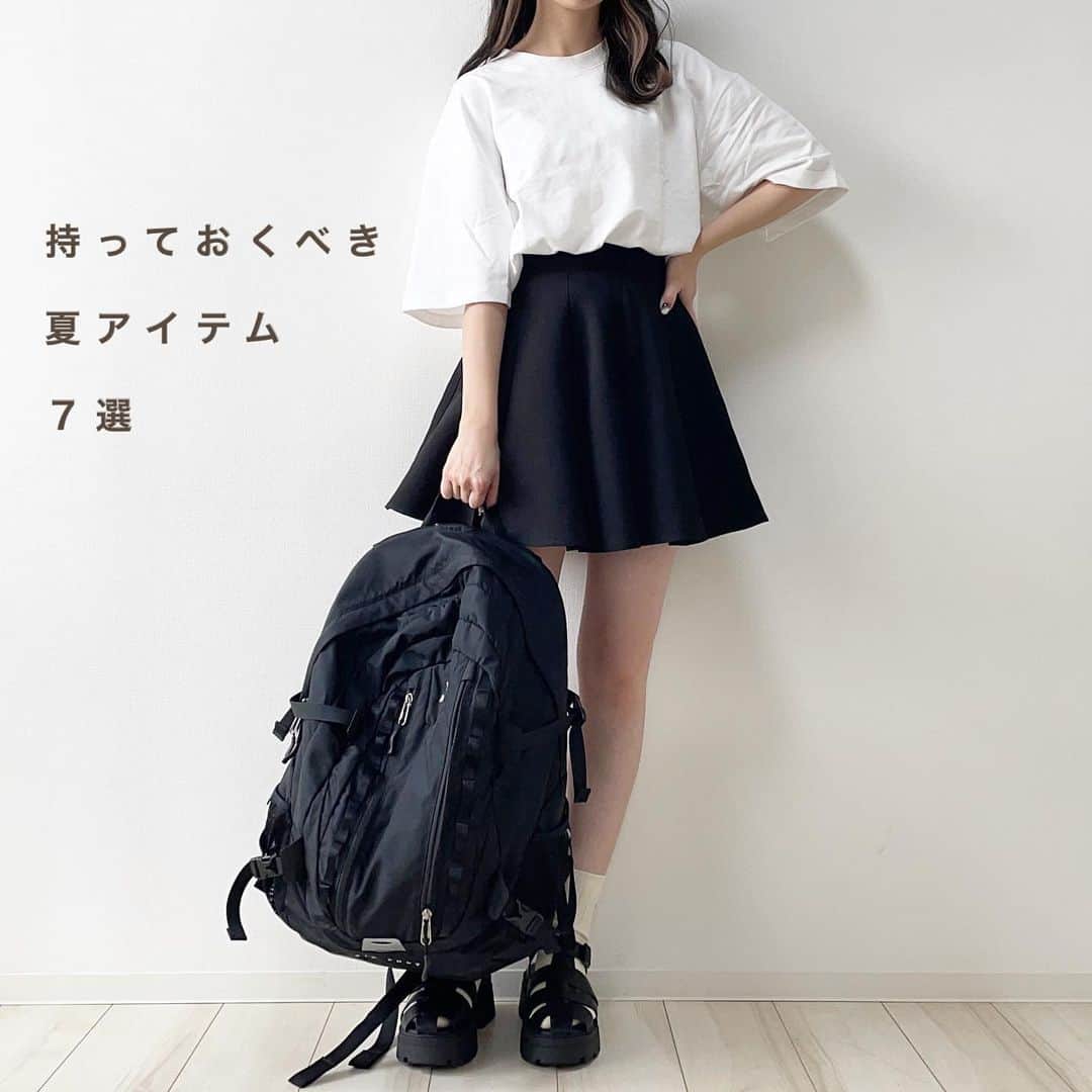 mero*のインスタグラム：「これだけ持っておけば大丈夫🙆‍♀️ . . . ストーリーに載せたけど 質問いただいたので今日の投稿は 久しぶりの文字入れ投稿◎ . そんなのもう持ってるよーって 人も居ると思うんだけど今回は 定番アイテムも入れておいた💭 . ロング丈が苦手 / ショート丈が苦手 って人はどちらでも使えるから大丈夫よ🥺 . もうこれだけあればあとはプラスで 数着持っておけば良いんじゃ無いかな？ と思うからとりあえずこれ持っておこ🙆‍♀️ . 私の投稿でも沢山出てくるしね💭 . . . 最近週1とかで自炊をするんだけど そもそもお料理がすごく得意なわけでは無いし だいぶブランクあるからネタが尽きてきた💭笑 . 今ストーリーに、みんなの夕ご飯なんだった？ っていう質問載ってると思うからよかったら そこにみんなの食べたご飯入れてって… . 私の晩御飯の参考にする。笑 . . . #夏コーデ #スカートコーデ #中学生コーデ #学生コーデ #デートコーデ #夏服コーデ #夏服 #高校生コーデ　 #サロペット #白tシャツ #ブラウス #大学生コーデ」