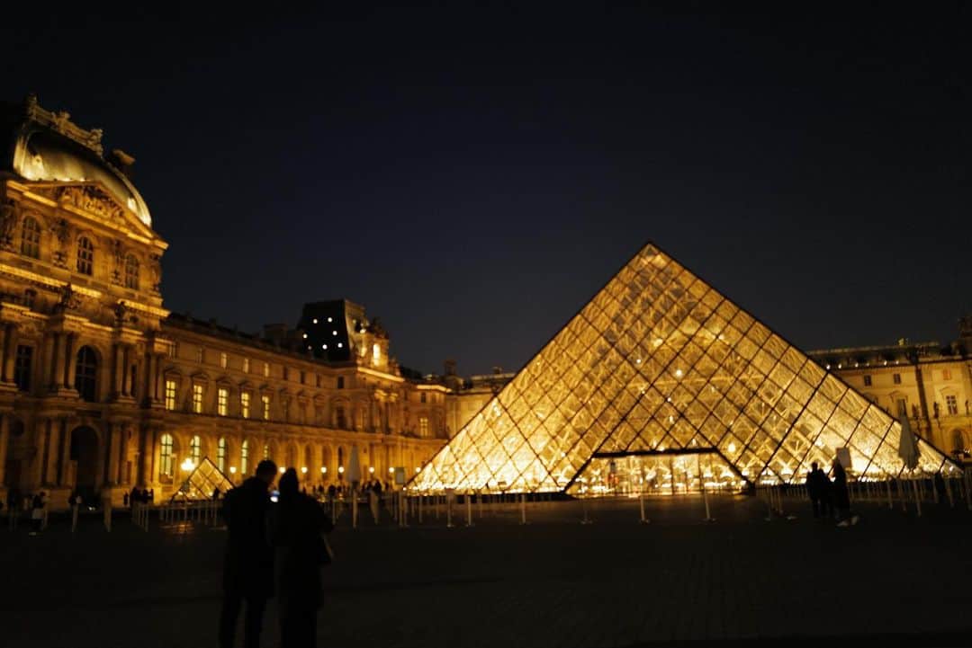 飯豊まりえのインスタグラム：「Musée du Louvre 🇫🇷  明日公開です！  貸切ルーヴル、なんて贅沢。。。  #岸辺露伴ルーヴルへ行く」