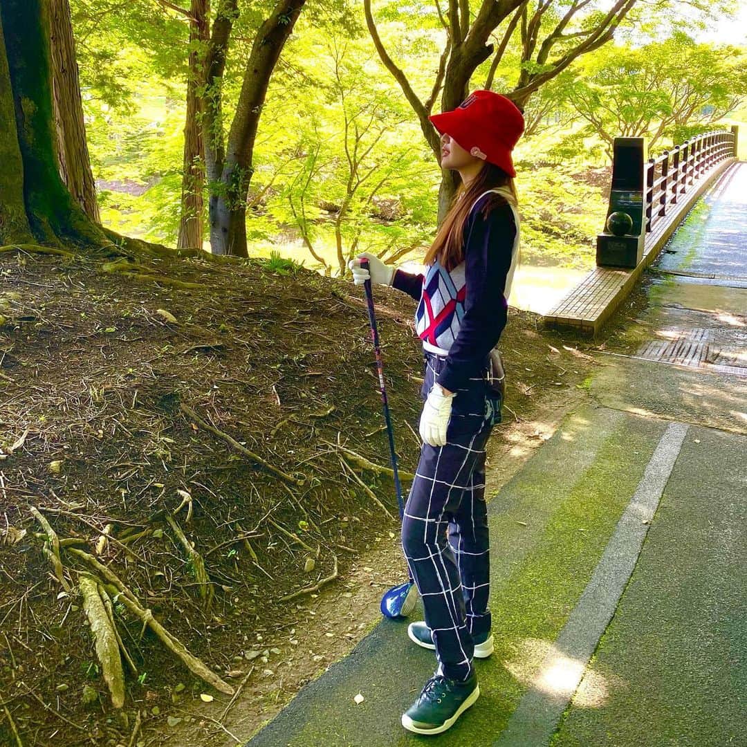 金山睦のインスタグラム：「ちょっと前の、お仕事でお世話になってる方々とのゴルフ⛳️ #golf #ゴルフ　#ゴルフウェアコーデ  #ゴルフ女子  #ゴルフウェア #ゴルフコーデ」