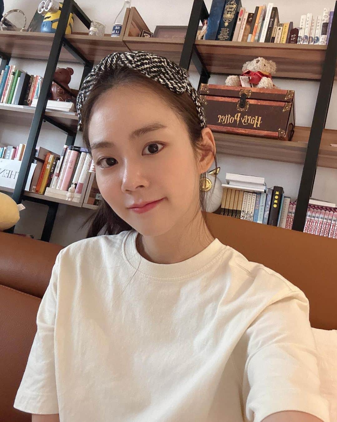 ハン・スンヨンのインスタグラム：「사실 바빳지 뭐야.. 이제는 #웃는사장 #jtbc 레알 일하는중..  #빈틈없는사이」