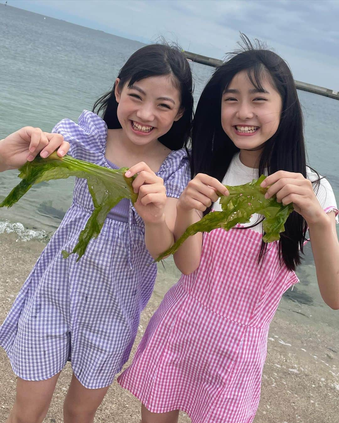 豊川亜咲さんのインスタグラム写真 - (豊川亜咲Instagram)「🏝🐳 . 海で🌴遊んだよ🐚💕 れのんにワカメをお裾分けしたよ🤣 楽しすぎてずっと笑ってた😆💖  #海 #わかめ #わかめお裾分けw #ギンガムズ #ギンガムチェック　 #れのあさ」5月25日 19時09分 - a_chan_1o3o