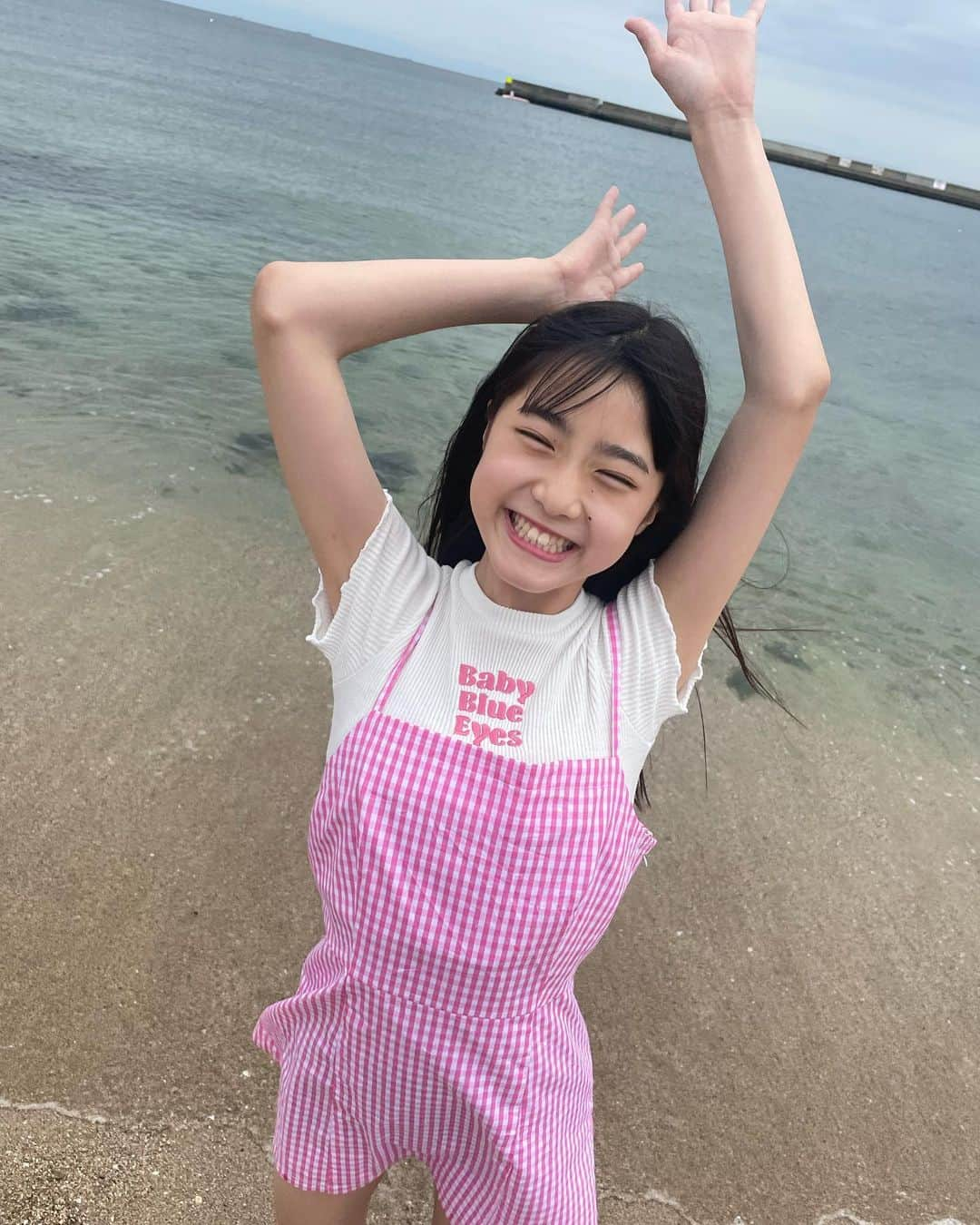 豊川亜咲さんのインスタグラム写真 - (豊川亜咲Instagram)「🏝🐳 . 海で🌴遊んだよ🐚💕 れのんにワカメをお裾分けしたよ🤣 楽しすぎてずっと笑ってた😆💖  #海 #わかめ #わかめお裾分けw #ギンガムズ #ギンガムチェック　 #れのあさ」5月25日 19時09分 - a_chan_1o3o