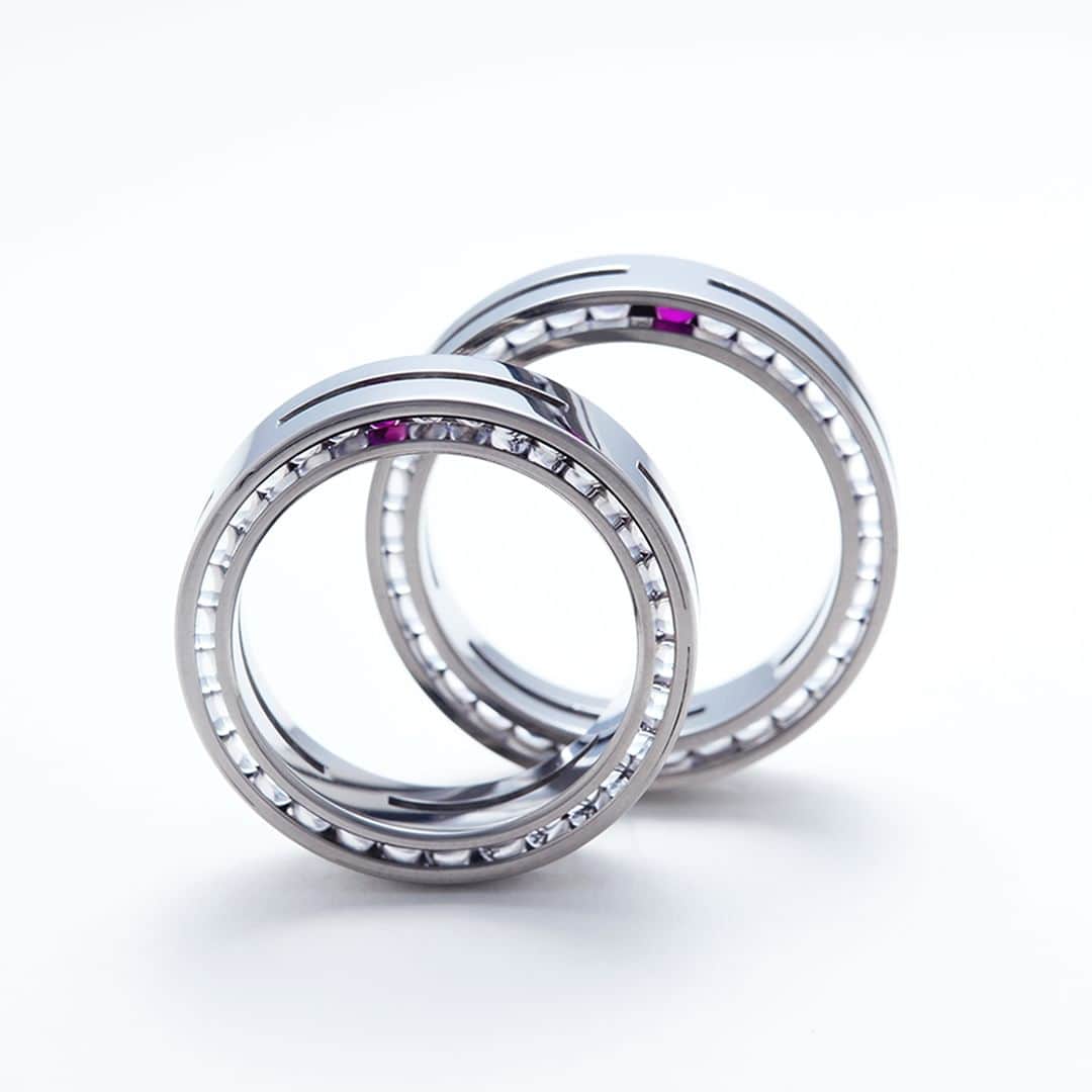 SORA ≪SORA表参道の公式アカウント≫さんのインスタグラム写真 - (SORA ≪SORA表参道の公式アカウント≫Instagram)「#結婚指輪SORA 【BEARING-ベアリング-】 無機質さと、宝飾品としての輝きを合わせを持つ メカニカルな結婚指輪です。  #ボールベアリング をモチーフにしたデザインは 指輪の内部を連なる球体が回転する仕掛けつき。  回転の摩擦を減らす役割を持つボールベアリングに、 「夫婦間の摩擦を減らし コミュニケーションを円滑にする」 という意味を掛け合わせた遊び心を込めました。  ◤ベアリング 取扱店◢  ・SORA表参道本店 ・SORA札幌店 ・エターナル浜松  - - - - - - - - - - - - - - - - - - - -  🟩LINEでもデザインのご相談が可能です >>>「SORA」と検索！  公式アカウントをお友だち登録して メッセージを送ってください  SORA表参道本店のデザイナーがご返信します💁‍♀️  - - - - - - - - - - - - - - - - - - - -  SORA公式サイトや店舗情報は アカウントTOPのURLからcheck * >>> @sora_omotesando  ぜひハッシュタグをつけて SORAの写真を投稿してください♪ >>> #結婚指輪SORA  デザイナー、クリエイターが皆さんの投稿を拝見し 毎日パワーをいただいています🌿  - - - - - - - - - - - - - - - - - - - -  #結婚指輪 #婚約指輪 #ペアリング #金属アレルギー対応リング #結婚指輪オーダー #オーダーメイドリング #マリッジリング  #weddingring #ベアリング #メカニカルジュエリー #車好きな人と繋がりたい #バイク好きな人と繋がりたい」5月25日 19時10分 - sora_omotesando