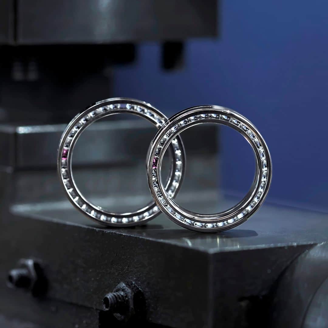 SORA ≪SORA表参道の公式アカウント≫さんのインスタグラム写真 - (SORA ≪SORA表参道の公式アカウント≫Instagram)「#結婚指輪SORA 【BEARING-ベアリング-】 無機質さと、宝飾品としての輝きを合わせを持つ メカニカルな結婚指輪です。  #ボールベアリング をモチーフにしたデザインは 指輪の内部を連なる球体が回転する仕掛けつき。  回転の摩擦を減らす役割を持つボールベアリングに、 「夫婦間の摩擦を減らし コミュニケーションを円滑にする」 という意味を掛け合わせた遊び心を込めました。  ◤ベアリング 取扱店◢  ・SORA表参道本店 ・SORA札幌店 ・エターナル浜松  - - - - - - - - - - - - - - - - - - - -  🟩LINEでもデザインのご相談が可能です >>>「SORA」と検索！  公式アカウントをお友だち登録して メッセージを送ってください  SORA表参道本店のデザイナーがご返信します💁‍♀️  - - - - - - - - - - - - - - - - - - - -  SORA公式サイトや店舗情報は アカウントTOPのURLからcheck * >>> @sora_omotesando  ぜひハッシュタグをつけて SORAの写真を投稿してください♪ >>> #結婚指輪SORA  デザイナー、クリエイターが皆さんの投稿を拝見し 毎日パワーをいただいています🌿  - - - - - - - - - - - - - - - - - - - -  #結婚指輪 #婚約指輪 #ペアリング #金属アレルギー対応リング #結婚指輪オーダー #オーダーメイドリング #マリッジリング  #weddingring #ベアリング #メカニカルジュエリー #車好きな人と繋がりたい #バイク好きな人と繋がりたい」5月25日 19時10分 - sora_omotesando