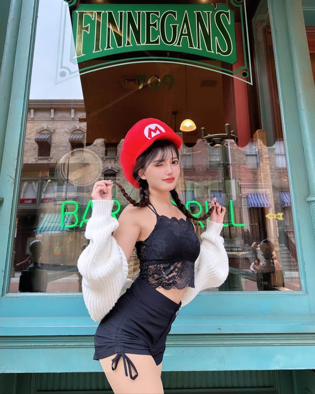 のインスタグラム：「ユニバ🌎💕  ニンテンドーエリア 入られへんかったけど マリオの格好してる人🍄🌟笑  #ニンテンドー #ニンテンドーワールド  #ユニバ #ユニバコーデ  #マリオ #プチプラコーデ  #usj  #大阪デート #osaka #japantravel  #ポートレート #サロンモデル #フリーモデル #anime」