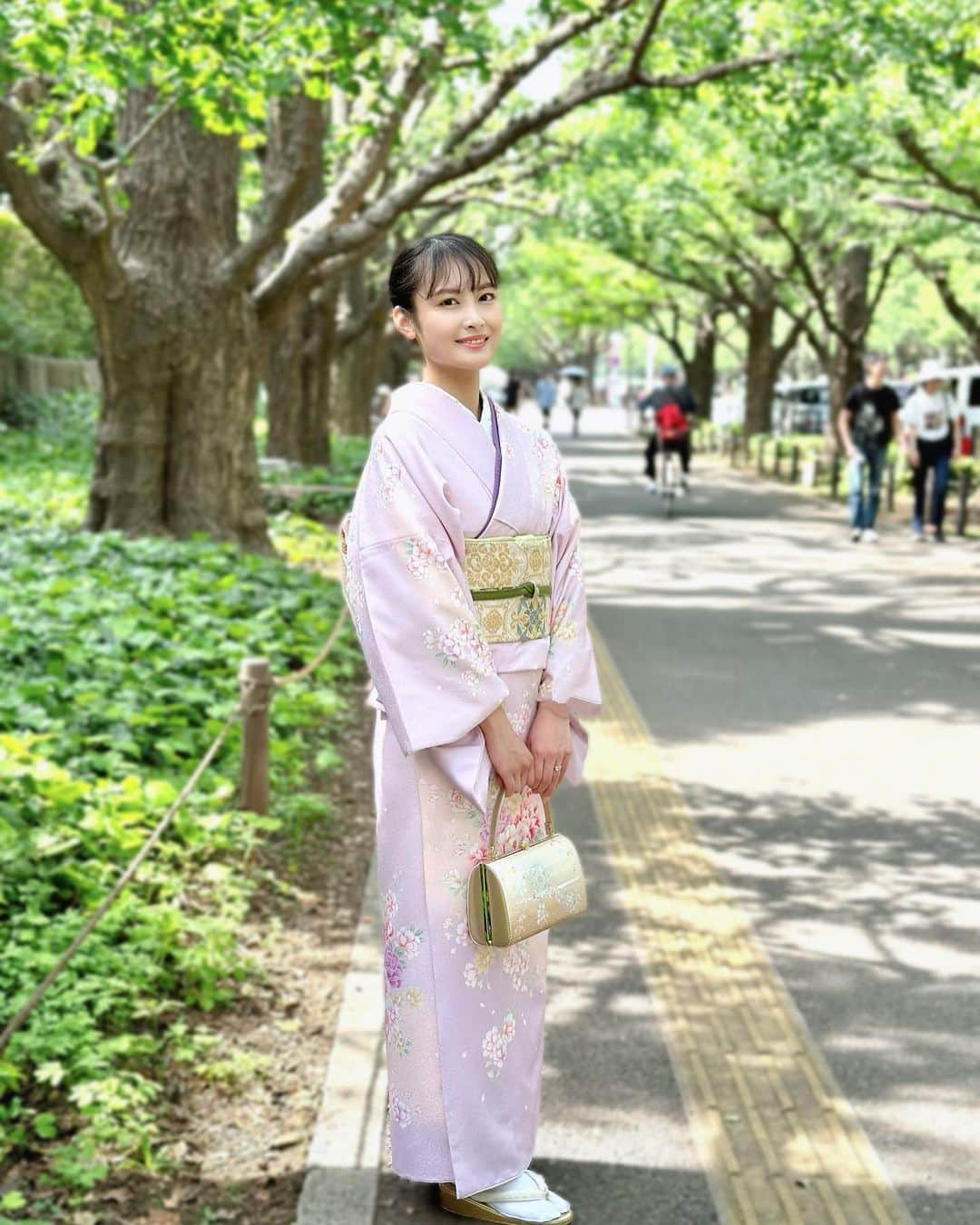 下垣真香さんのインスタグラム写真 - (下垣真香Instagram)「𓂃 2022.5.21 Happy Wedding💍🤍🕊️ ⁡ 私のだいすきな親友ちゃあぽん💕 @chapon_930  ⁡ 世界一可愛くて美しいプリンセス👑✨ 素敵な晴れ姿を見守ることができてとっても幸せでした♡♡ ⁡ ⁡ 結婚式はお着物で参列させていただきました🩷 ⁡ ちゃあの結婚式がより華やかになるように、 そして心からのお祝いの気持ちを込めて ちゃあの好きな色やメンバーカラーの入ったお着物を選びました🫶🏼 ⁡ ⁡ こんなにもたくさんの人に祝福される姿をみて ちゃあの人柄だなぁと尊敬するとともに、 みんなから愛されるちゃあと親友でいれることを 心から誇りに思います✨ ⁡ あらためて 結婚おめでとう💍🩷🩵 ちゃあにとってお仕事もプライベートも充実した Preciousな日々を過ごせますように！ ⁡ 末永くお幸せにね🫰🏻‪ ̖́- ⁡ ⁡ #ちゃあぽん #西脇彩華 #結婚 #結婚式 #親友 #ドレス #着物 #wedding #marriage #weddingparty #dress #bestfriend #friend #princess #precious」5月25日 19時20分 - madoka_shimogaki