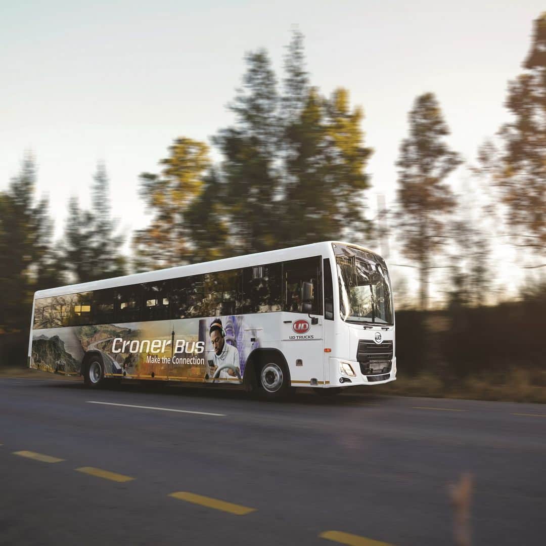 ＵＤトラックスさんのインスタグラム写真 - (ＵＤトラックスInstagram)「English follows Japanese ＵＤトラックス南アフリカは、新型ＵＤクローナー・バスでバス市場に再参入しました。このバスには、通勤バス (PKE 280) と地方バス (LKE 210) の ２つのバリエーションがあります。  PKE 280 バスと LKE 210 バスはどちらも、中型のクローナ―と同じアーキテクチャに基づき、品質、耐久性、燃費を保証するように設計されています。  クローナー・バスPKE 280は65人乗り、立ち乗り10人乗りで、信頼性が高く経済的で快適な都市交通を遠隔地の農村部やアフリカの都市中心部へ提供します。このモデルには、ユーロ III およびユーロ V の排出基準を満たしながら、燃費効率が高く、大容量を備えた D8A280 エンジンが搭載されています。  クローナー バス LKE 210 と LKE 240 は、座席40 名、立席で12名の乗客を収容できます。このバスに搭載されたD5A210およびD5A240ユーロVエンジンは、低速域でも優れたトルクを提供します。  持続可能で快適な移動手段に対する需要の高まりは、ここ数年で大きく進展しています。クローナー・バスは、経済的で持続可能な商品であり、二酸化炭素排出量を削減したいというアフリカのニーズに対する完璧なソリューションです。  UD Trucks has re-entered the commuter bus market with the all-new UD Croner Bus, which comes in two variants: a commuter bus (PKE 280) and a rural bus (LKE 210).  Both the PKE 280 and LKE 210 buses are based on the same architecture as the medium-duty Croner. As such, they are engineered to ensure quality, durability, and fuel efficiency.   The Croner Bus PKE 280 can comfortably seat 65 and 10 standing passengers offering a reliable, economical and comfortable urban transportation both to remote rural areas and to urban centers throughout Africa. This variant is powered by a D8A280 engine that meets Euro III and Euro V emissions standards while also being fuel-efficient and equipped with high capacity.  Croner Bus LKE 210 and LKE 240 can accommodate 40 passengers in seating and 12 standing. The D5A210 and D5A240 Euro V engines in this variety deliver excellent torque even at low speeds.  The growing demand for sustainable and comfortable travel options has been a significant development over the past few years. The Croner Bus is the perfect answer to Africa's need for an economical, sustainable ride that will reduce carbon footprint.  #udtrucks #udトラックス #udtruckssouthafrica #southafrica #croner #bus #バス #クローナー」5月25日 19時13分 - udtrucksjp