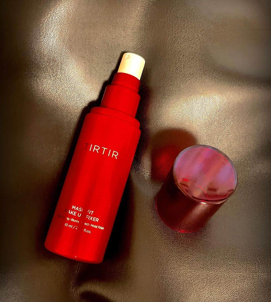 くまくまくまのインスタグラム：「・ 暑い季節のメイク崩れ防止に、「TIRTIR」のMASK FIT MAKE-UP FIXERを使い始めたの😎 @tirtir_jp_official  ミスト細かくて、ベタつかずサラサラ〜  キープ力抜群で、しっとりとして肌に密着するし、メイクも長時間崩れにくくなって、真夏でも安心できそう〜☀️  他にもくま流の使い方があるので、また載せますね〜😉  #TIRTIR #ティルティル #マスクフィットメイクアップフィクサー#水光肌 #キープミスト #メイクアップキープミスト #密着ミスト#最強ベース#マスクフィット#マスクフィットシリーズ#sponsored#メイク好き#韓国メイク#コスメレポ#韓国美容#韓国コスメ#韓国コスメレビュー#Qoo10おすすめ#Qoo10購入品#コスメレビュー#オススメコスメ」