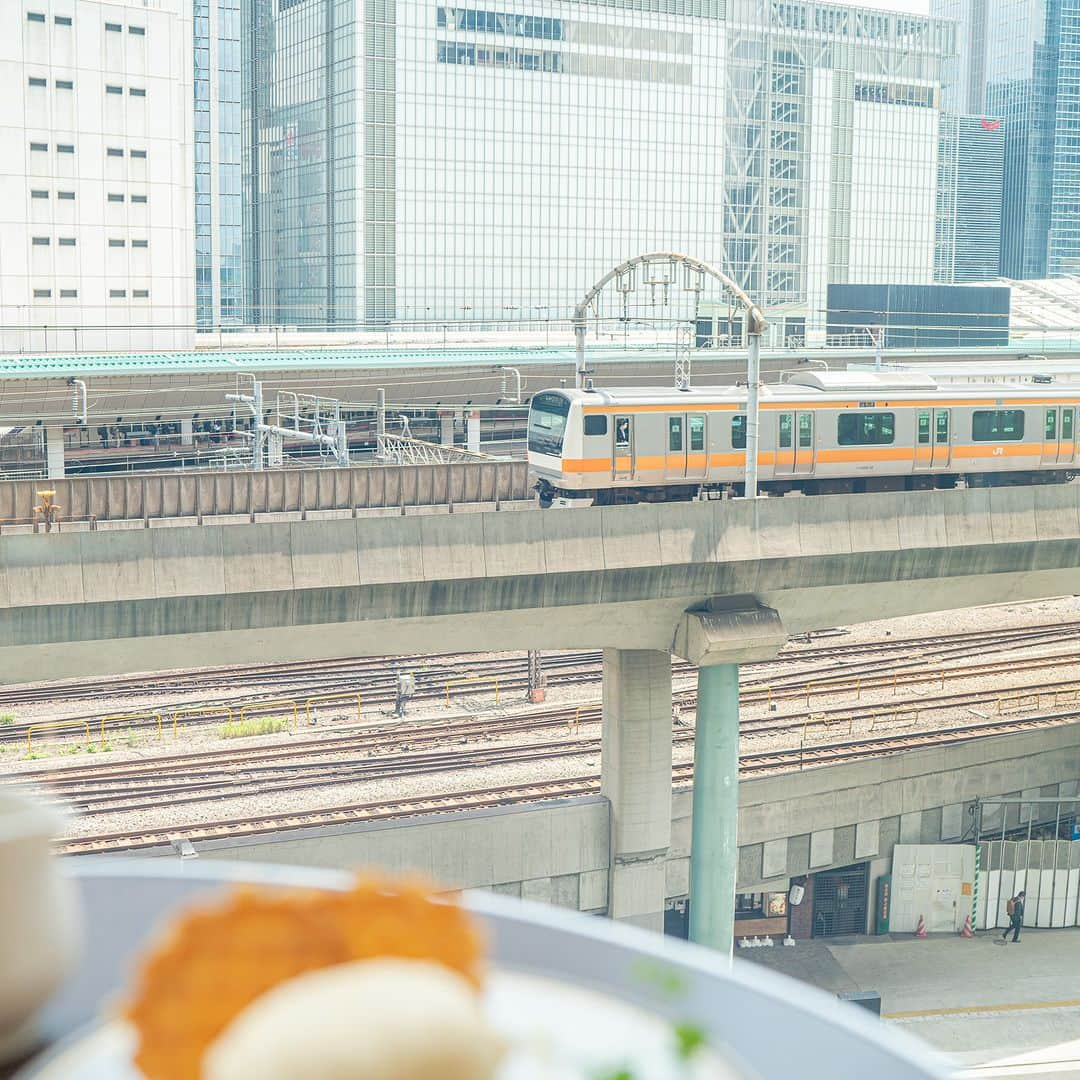 ことりっぷさんのインスタグラム写真 - (ことりっぷInstagram)「東京駅の「丸善」で、名物の早矢仕ライスや檸檬スイーツを  「丸善 丸の内本店」は、書店だけでなく、ギャラリーやカフェも併設。 文化的な刺激に満ちた、素敵な空間です。  日本発祥のハヤシライスは、丸善の創業者である早矢仕有的にちなむ料理という説があります。 4階のカフェでは、かつて日本橋にあった丸善で提供していた名物「早矢仕ライス」や、卵がまろやかに絡み合う「早矢仕オムライス」が食べられますよ。  デザートには、丸善を舞台にした梶井基次郎の作品『檸檬』にちなんだムースがおすすめです。  2022年12月には、ラウンジ「丸善の三階」もオープンしました。 本をきっかけに、自分だけの楽しみを見つけに丸の内へ足を運んでみませんか？ ----- #丸善丸の内本店 @marunouchi_maruzen -----  詳しくは、ことりっぷwebでご紹介しています。 プロフィールのURL、またはストーリーズからご覧くださいね。 @cotrip_official  #ことりっぷ #ことりっぷweb #東京 #東京駅 #丸善 #ハヤシライス #早矢仕ライス #檸檬 #丸の内オアゾ #東京駅カフェ #cotrip #tokyo #maruzen #visitjapan」5月25日 19時15分 - cotrip_official