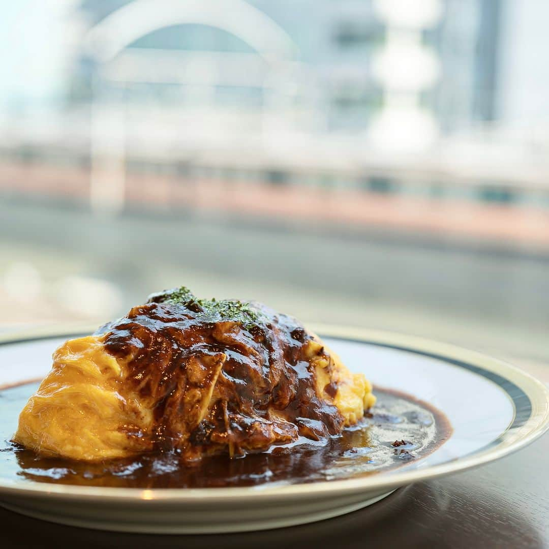 ことりっぷさんのインスタグラム写真 - (ことりっぷInstagram)「東京駅の「丸善」で、名物の早矢仕ライスや檸檬スイーツを  「丸善 丸の内本店」は、書店だけでなく、ギャラリーやカフェも併設。 文化的な刺激に満ちた、素敵な空間です。  日本発祥のハヤシライスは、丸善の創業者である早矢仕有的にちなむ料理という説があります。 4階のカフェでは、かつて日本橋にあった丸善で提供していた名物「早矢仕ライス」や、卵がまろやかに絡み合う「早矢仕オムライス」が食べられますよ。  デザートには、丸善を舞台にした梶井基次郎の作品『檸檬』にちなんだムースがおすすめです。  2022年12月には、ラウンジ「丸善の三階」もオープンしました。 本をきっかけに、自分だけの楽しみを見つけに丸の内へ足を運んでみませんか？ ----- #丸善丸の内本店 @marunouchi_maruzen -----  詳しくは、ことりっぷwebでご紹介しています。 プロフィールのURL、またはストーリーズからご覧くださいね。 @cotrip_official  #ことりっぷ #ことりっぷweb #東京 #東京駅 #丸善 #ハヤシライス #早矢仕ライス #檸檬 #丸の内オアゾ #東京駅カフェ #cotrip #tokyo #maruzen #visitjapan」5月25日 19時15分 - cotrip_official