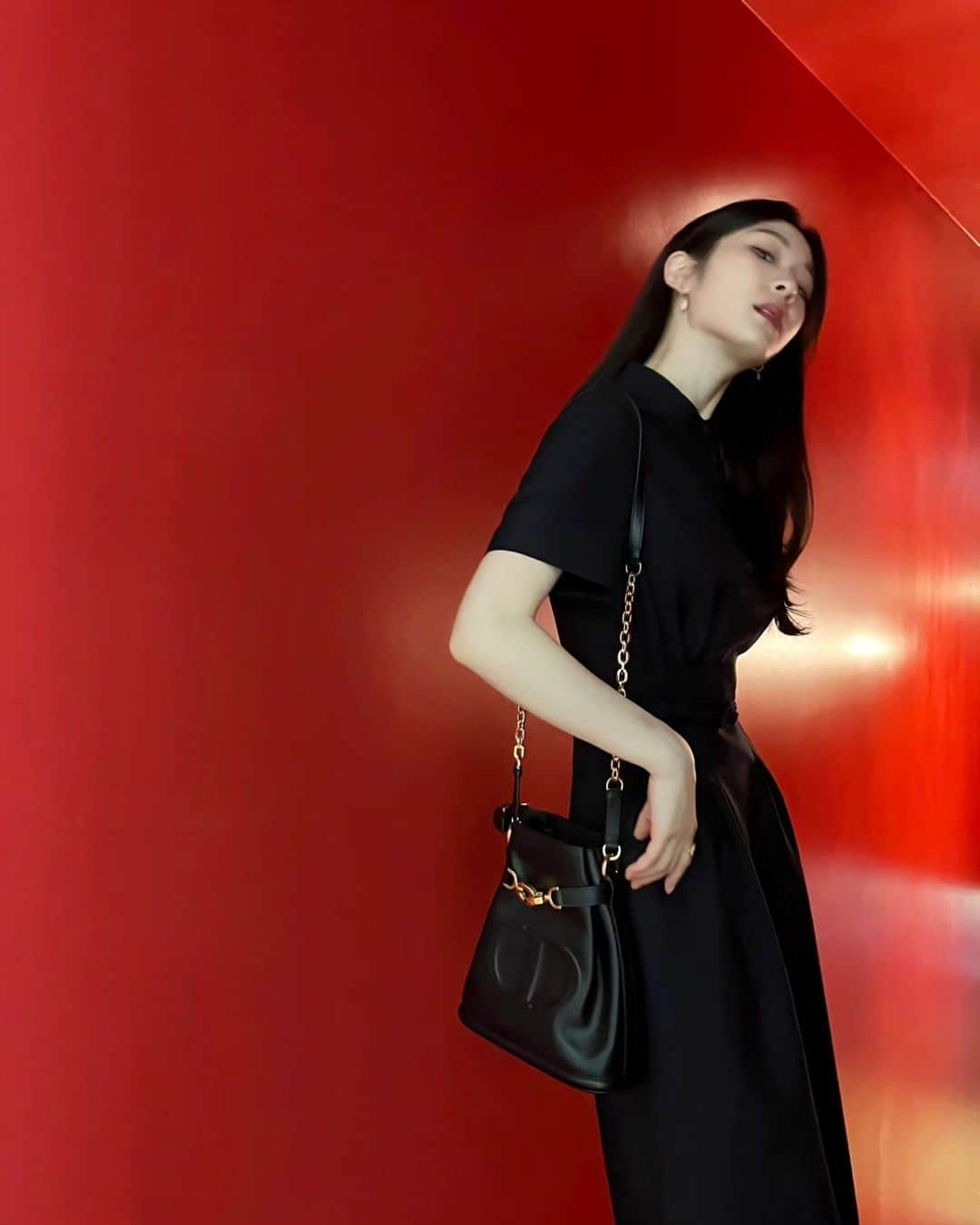 キム・ヨナのインスタグラム：「C'est Dior Bag🖤 @dior #diorfall23」