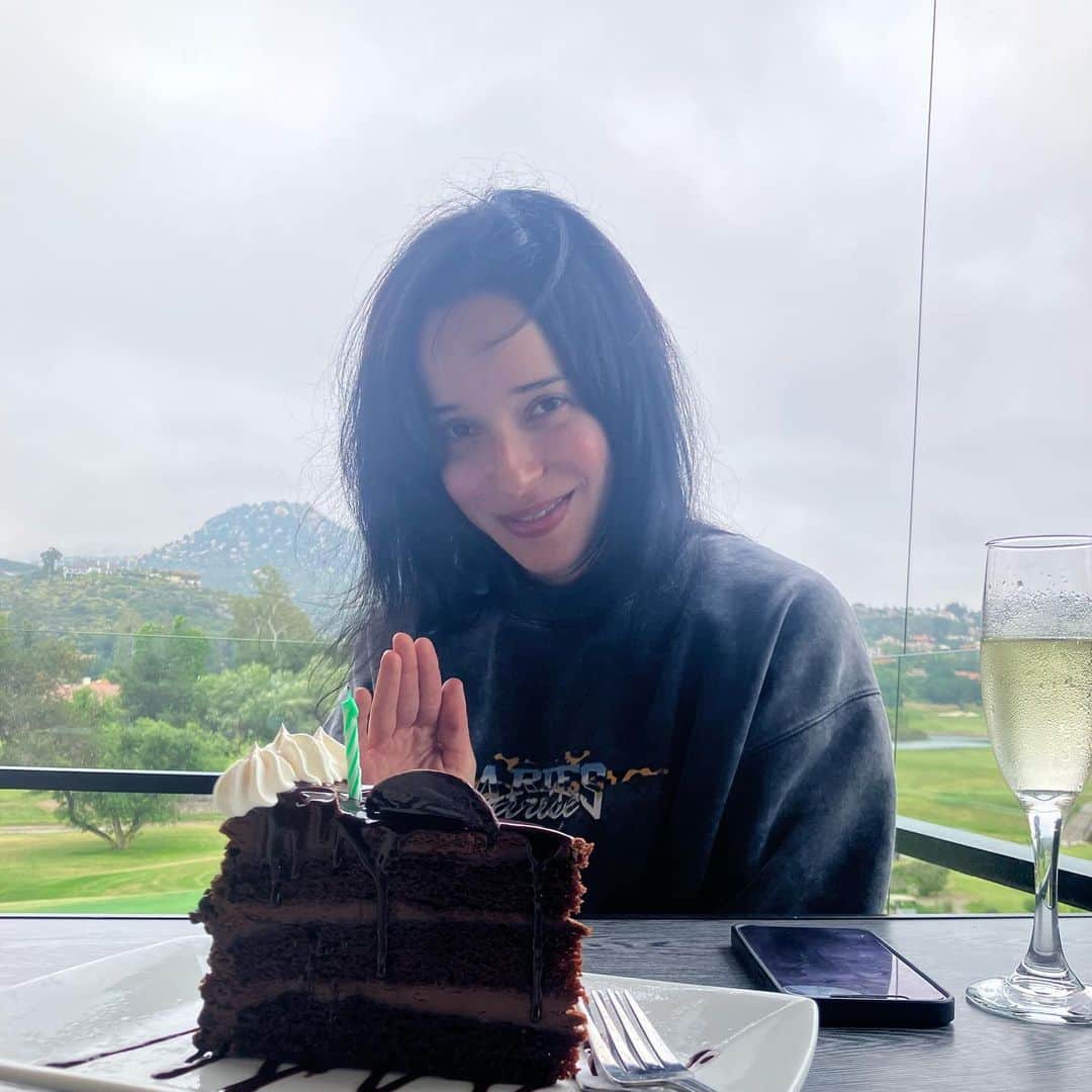 ミステリー・スカルズのインスタグラム：「Happy Birthday to the one and only @iamsnowblood 🎂🎉🎊🎁🎈」