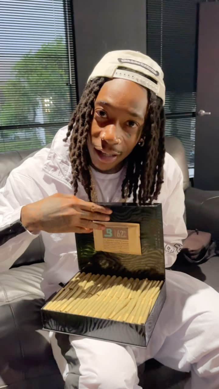 ウィズ・カリファのインスタグラム：「NEW PACKAGING   DAY TRIPPIN☮️😋😂💜🍄✌🏾🧘🏾‍♂️」