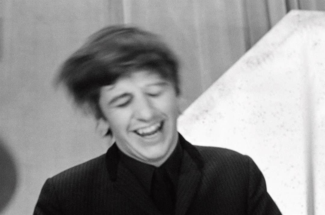 ポール・マッカートニーのインスタグラム：「Ringo Starr. London  "Here was my own record of our first huge trip, a photographic journal of The Beatles in six cities" - Paul  🎟️ Get tickets to Paul's #EyesOfTheStorm photography exhibition, and pre-order the accompanying book via the link in bio.」