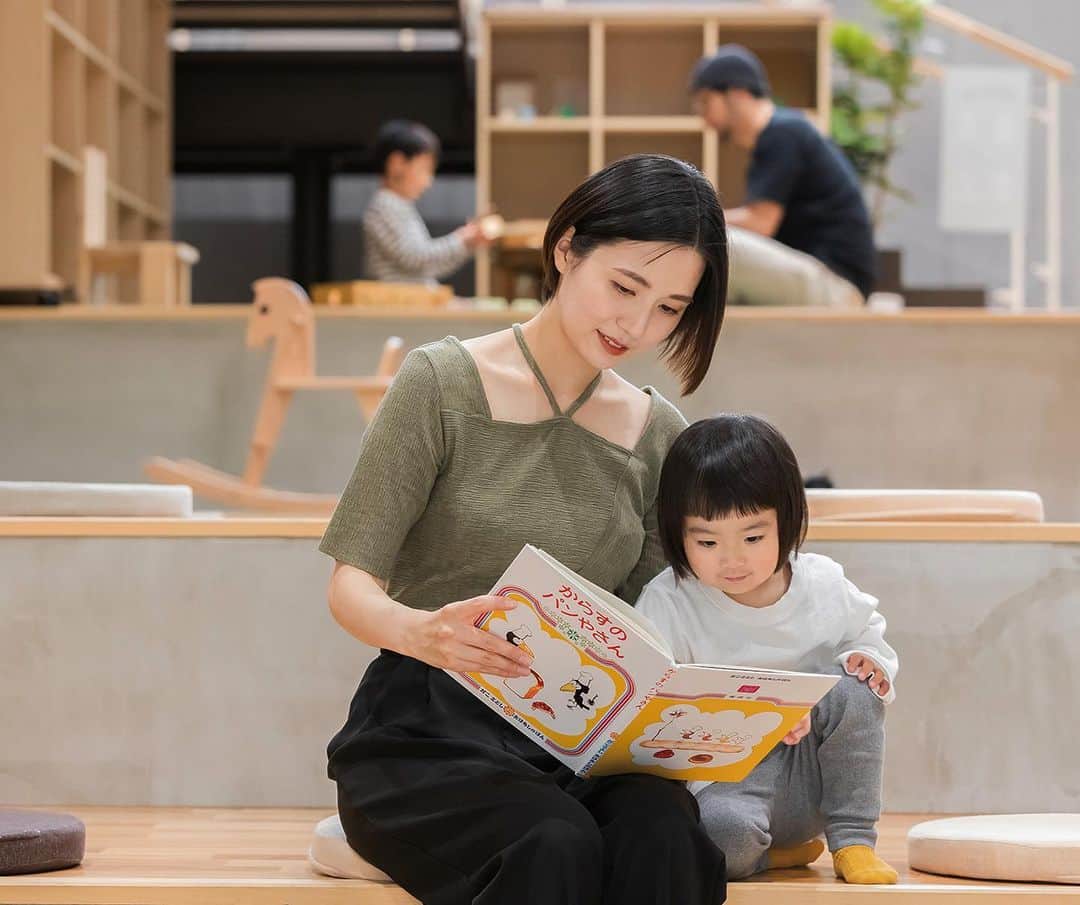 鶴田真梨のインスタグラム：「motto vol.31 HIT FAMILY ROAD 連載第7回目は新型シエンタに乗って家族で避暑地高山村周辺エリアへ👒 さとのわでビーツのピザとえだまめアイスを食べ子供達は絵本やおもちゃでたくさん楽しみました！夏はコテージを借りてアウトドアも楽しめるそう🏕 eplantのドリンクとデザートはコーヒー好きの夫と子供達もまた行きたい🤍と大興奮のおいしさ！  新型シエンタは広々していてオムツ替えや子供の着替えはもちろんのこと、フロントシートウォークスルーで前席から外に出ることなく子供のケアがしやすく子育て世帯にもアウトドア好きな方にも最適でした🛶  #motto #群馬トヨペット #SIENTA #さとのわ #eplant」