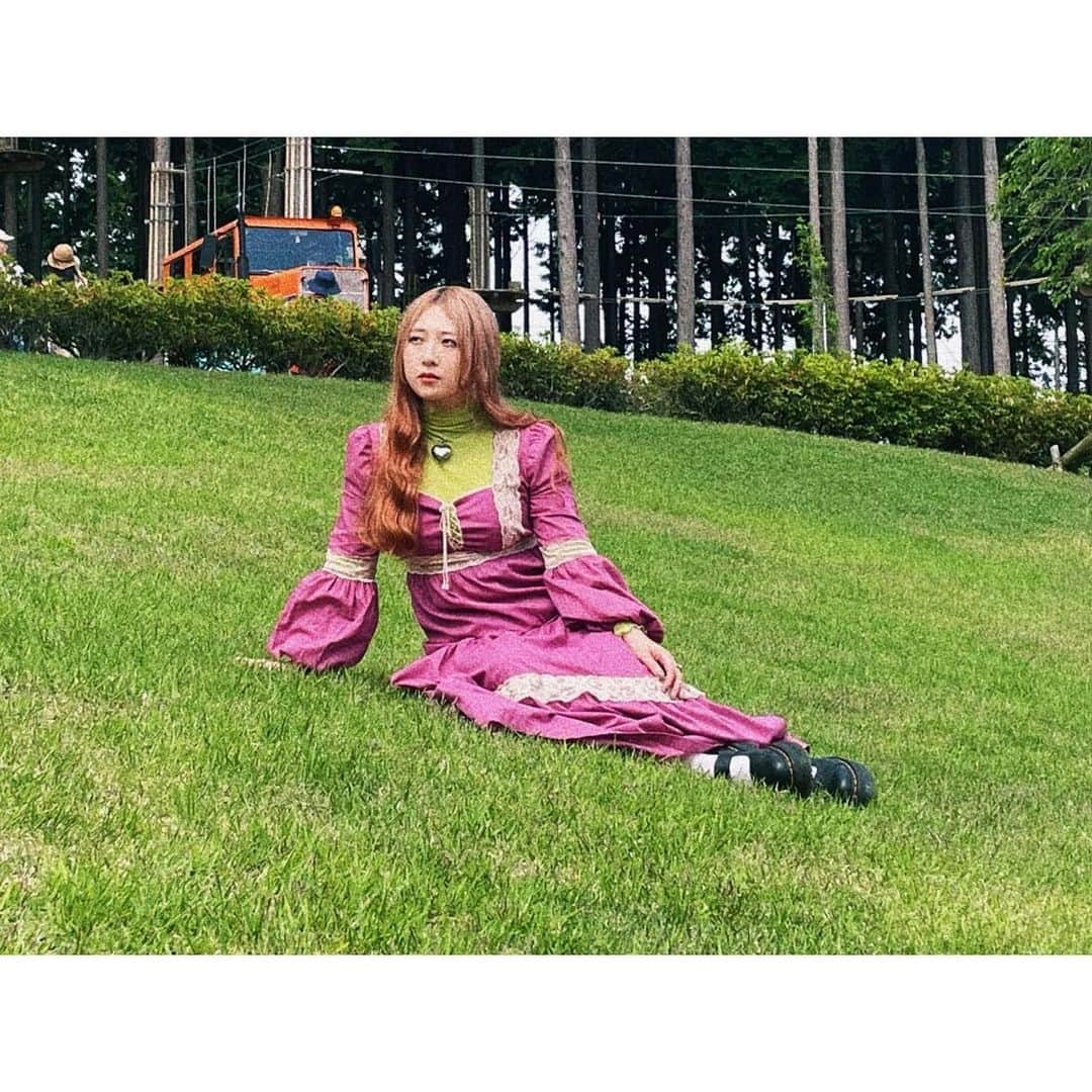 松尾レミのインスタグラム：「この日(アコチル)の衣装は70sヴィンテージドレスに芝生のグリーン意識なカラーのトップス合わせにしてみました🕊」