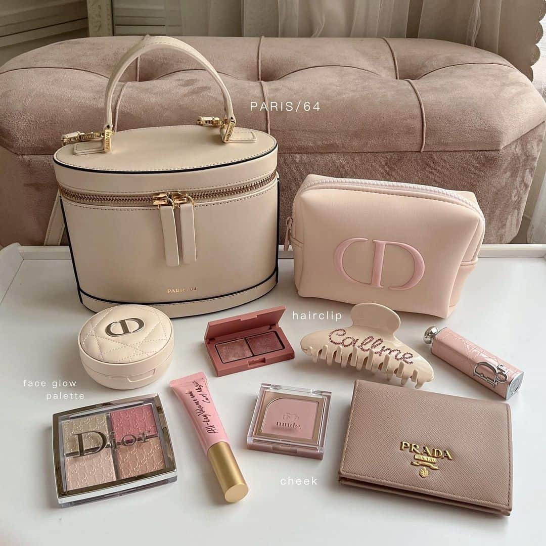 ayaのインスタグラム：「🍑🌩️🪐  最近使ってるバッグ👜♡ @paris64world の Prismatic Beige 🚏  スリムだけど、丸みのある ヴァニティっぽいころんとした フォルムがかわいい🇫🇷🤍  横長だから長めのカードケースも しっかり入るよ🥐 そして裏地がデザインされてて 開けた時もかわいい🎠！  バッグだけでなく、 シューズやお洋服もあるよ👞🤍  #paris64 #paris64world #diorcosmetics #hairclip #prada #diorbeauty #milktouch #ettusais #mude #bibiy #deicy #バッグ #バッグの中身 #ポーチ #ポーチの中身 #ヘアクリップ #プラダ #ミニ財布 #ミルクタッチ #エテュセ」