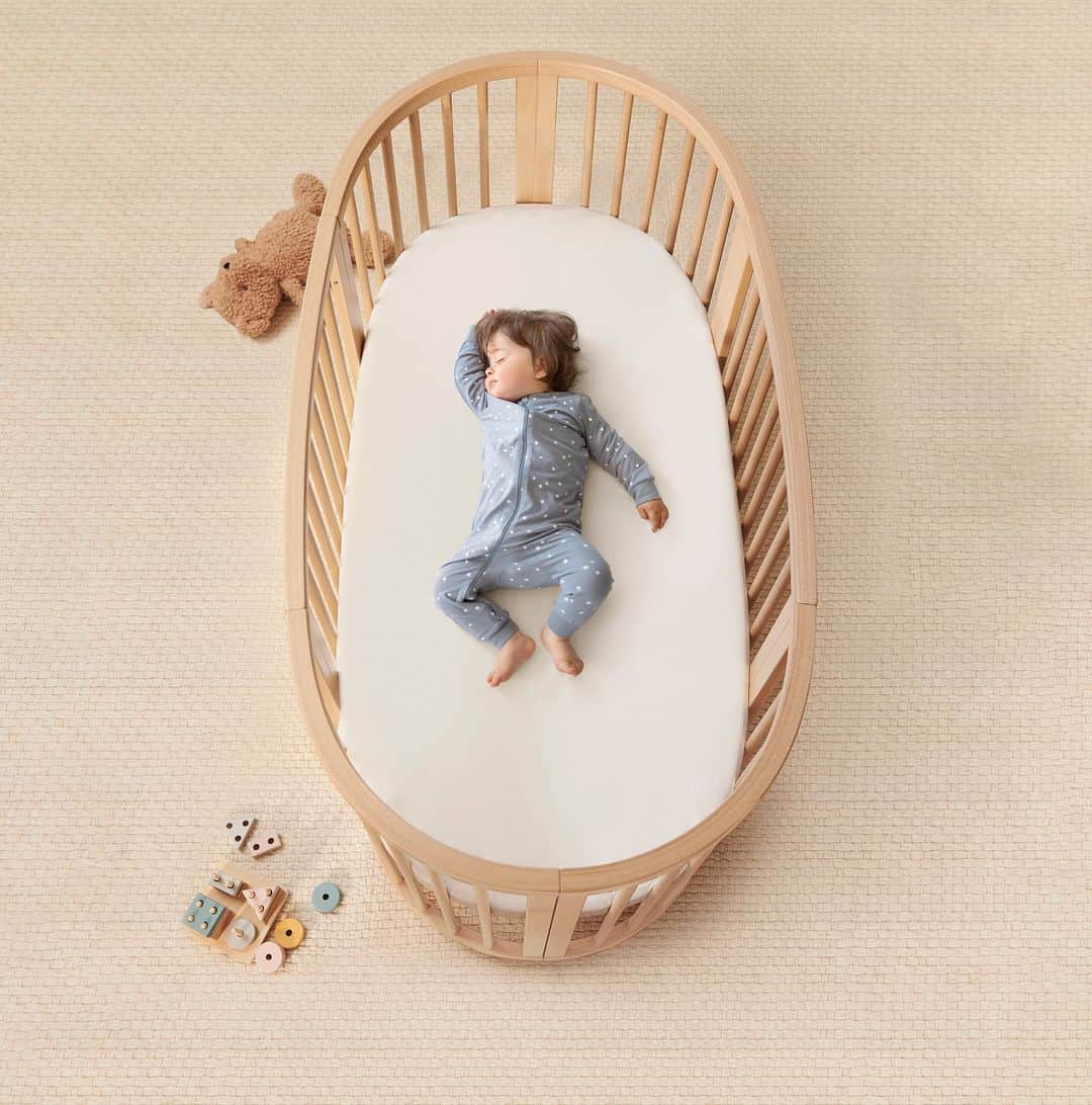Stokke Japanさんのインスタグラム写真 - (Stokke JapanInstagram)「木製家具を長く使うという、北欧らしい暮らしのデザイン。 子どもと一緒に成長するベビーベッド「ストッケ スリーピー」は新生児から5歳頃まで使用できるので、お子さまの成長とともに長くご愛用いただけます。  1枚目　ストッケ スリーピーミニ※　～6か月頃 2枚目　ストッケ スリーピーベッド　～2歳頃 3枚目　ストッケ スリーピーベッド　2歳頃～5歳頃  付属の新スリーピーマットレスは、適度な硬さで通気性が良く、そして従来の安全基準を超えた安全性を兼ね備え「安全な寝床での快適な睡眠」をご提供します。  ※スリーピーミニの単品の発売はございませんので、「スリーピー ベッドセット」をお求めください。  #ストッケ #Sleepi #スリーピー #ストッケスリーピー #ベビーベッド  #新生児のいる暮らし #赤ちゃんのいる暮らし #寝かしつけ #お昼寝 #新米ママ #女の子ママ #男の子ママ #プレママ #新米パパ #出産祝い #出産準備 #北欧インテリア #北欧家具 #出産準備品 #赤ちゃんの安全 #赤ちゃんの安全対策 #赤ちゃんの寝室」5月25日 19時39分 - stokkejapan