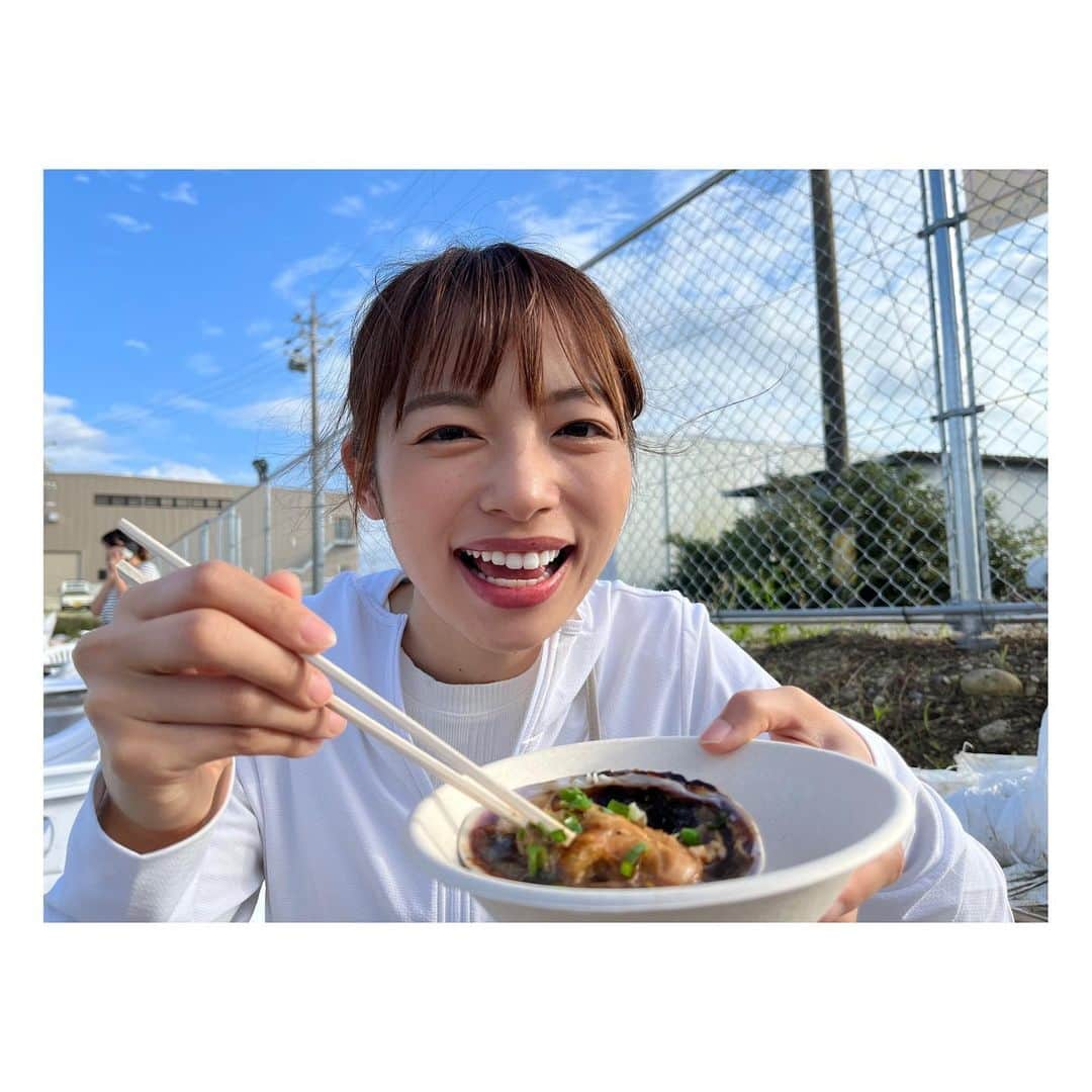 阿部芳美さんのインスタグラム写真 - (阿部芳美Instagram)「田原市から中継でした〜🏖️🐚 年中楽しめる潮干狩り場！  あさりはもちろん、 はまぐりや平貝や、時期によっては牡蠣などもとれるんです〜🦪✨(凄い‼︎)  子供の頃家族で行った潮干狩り以来だったので、 凄く楽しかった…🥹🫶  BBQもできる為、中継後は、 使用した食材をスタッフみんなで美味しく頂きました！😭🙏  美味しい貝を食べると… 🍺飲みたくなりますね〜笑 帰宅後のお楽しみ…😮‍💨💛  #浩漁水産 #潮干狩り #田原市 #あさり #大あさり #bbq」5月25日 19時31分 - yoshimi_abe0410