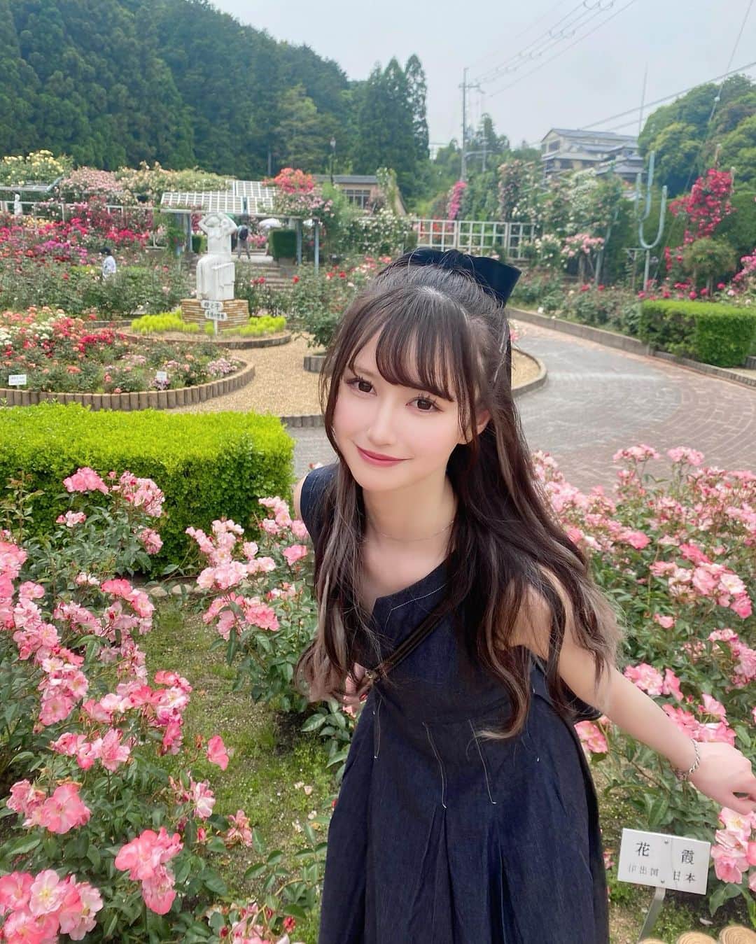 山本望叶のインスタグラム：「かわいいワンピース着て 薔薇園行ったよ^^  #ootd #codeiherb #コーデ #夏服コーデ #ワンピース #ワンピースコーデ #デニムワンピース #mercuryduo #ハーフアップ #薔薇 #薔薇園」