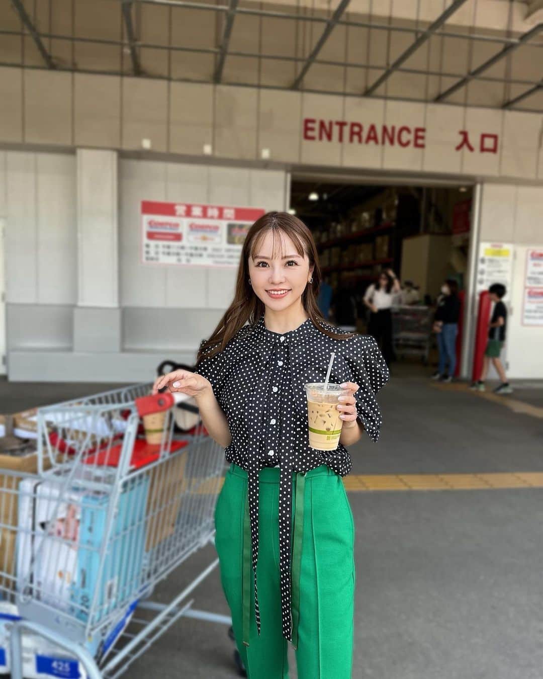 のインスタグラム：「. この日のコーデが人気やったから 投稿にも✔︎︎︎︎🏷𓈒𓏸︎︎︎︎  ドットのブラウスがめっちゃ使える🤍 ケープ風になってる袖も可愛い🥺🫶🏻 他の色も欲しくなる☺︎♡  tops.. @nostalgia_jp  pants.. @birthdaybashshop  . . #いつかの服#パンツコーデ #低身長コーデ#nostalgiajp  #ノスタルジア」