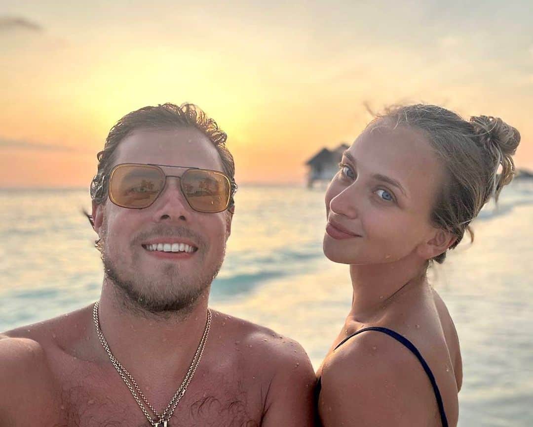 ニキータ・カツァラポフのインスタグラム：「Шикарный и насыщенный отпуск подходит к концу🦀☀️ Мы набрались сил и готовы покорять новые вершины💪🏼」