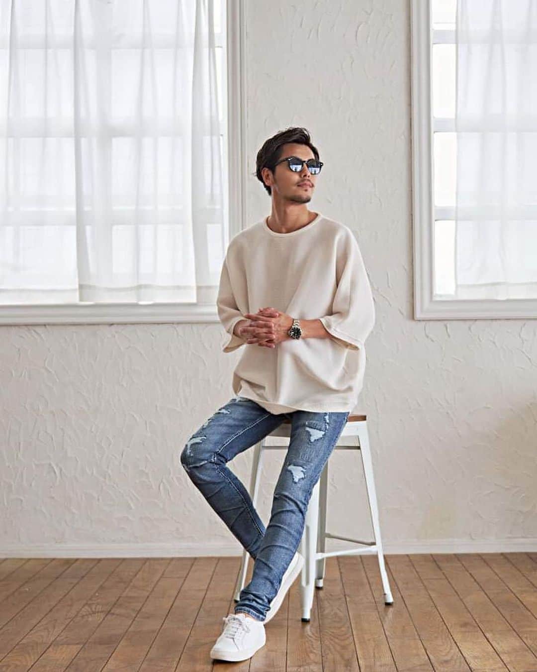 BITTER STORE OFFICIAL Instagramのインスタグラム：「. //ストレッチ感とスタイリッシュなシルエットが魅力のダメージでデニム！//  ストレッチ素材を使用し、快適な穿き心地を実現したスキニーデニムパンツ😍  自然な色落ちダメージ加工がヴィンテージ感漂うこだわりが感じられる逸品です🙌  クラッシュ部分をさらにリペア(修繕)加工にすることで、こなれた味のあるデザインに😎  細身のスタイリングで幅広いコーディネートに使える王道のダメージデニムをぜひこの機会にお買い求めください😆💥  購入は写真をタップ！ 品番:camy17-05  #bitter #bitterstore #mensfashion #mensstyle #メンズスタイル #メンズファッション #デニムスタイル #デニムコーデ #白ニット #ニットコーデ #ニットスタイル #ダメージスキニー #スキニーデニム #白シャツ #柄シャツ #柄シャツコーデ」