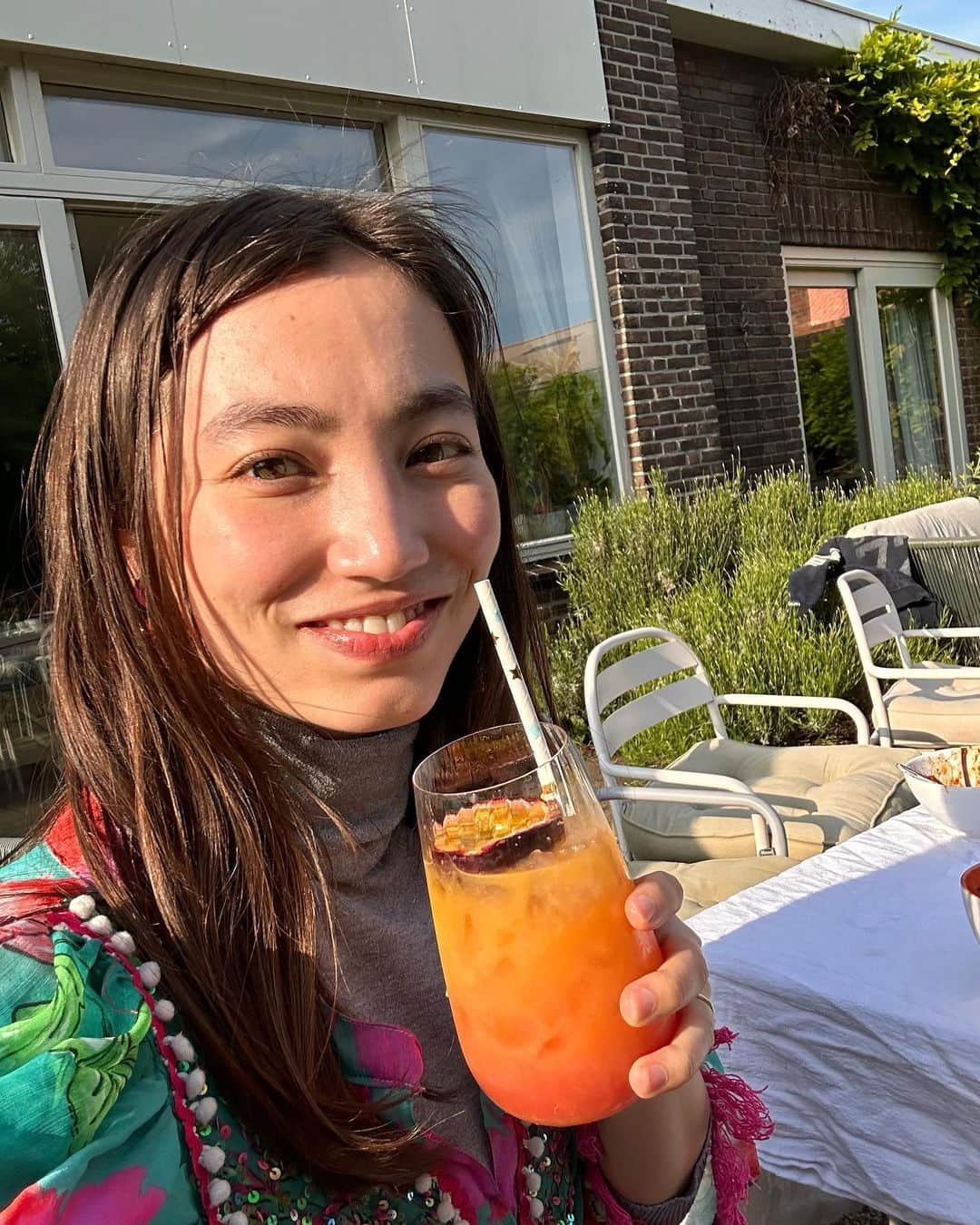 加藤ジーナのインスタグラム：「外でご飯が食べられるくらい オランダも暖かくなってきたよ🌞  作ってもらったモクテル(ノンアルカクテル)が超美味しくて幸せ🥺✨🍹  #モクテル #カクテル #ノンアルカクテル #パッションフルーツ #お庭ごはん #うちの庭 #テラスご飯 #オランダ生活 #オランダ移住 #ヨーロッパ生活 #ヨーロッパ移住」