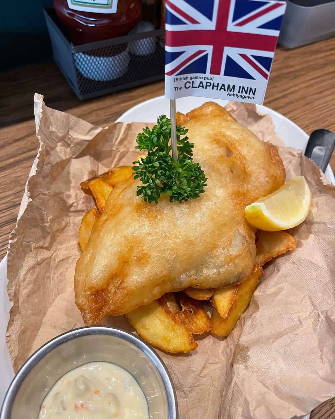 黒山健一さんのインスタグラム写真 - (黒山健一Instagram)「食の旅❗️ イギリスを味わってみた❗️ fish and chipsが絶品でした💓  #食の旅 #fishandchips  #england」5月25日 19時46分 - kenichi_kuroyama