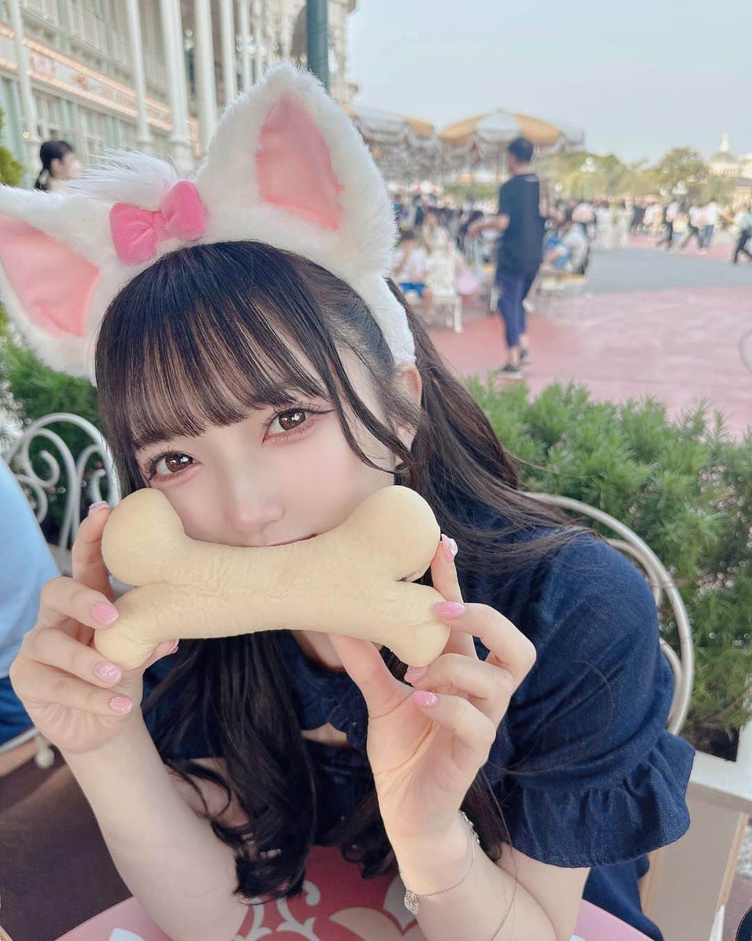 仁科茉彩のインスタグラム：「可愛いー？  マリーちゃん🎀 ずっと付けたかったから念願🫢  沢山写真撮ったから、ちょっとずつ載せてく！飽きないでね！（笑）   #daily  #disney  #disneyland  #マリーちゃん  #フレンチガーリー  #evelyn  #photography  #photooftheday  #ootd  #fashion  #followforfollowback  #follow  #followme  #instagood  #いいね返し  #フォロー  #黒髪  #instadaily  #instalike  #instapic  #love  #likesforlike  #like  #selfie  #japan  #tokyodisneyland  #goodportraitworld  #ピンクネイル  #ハーフツイン  #ディズニーコーデ」