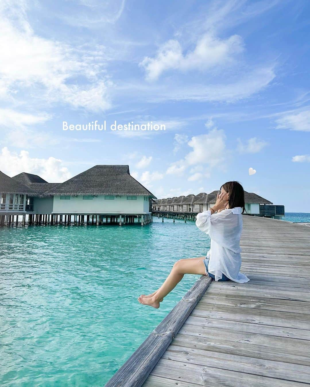 RIEさんのインスタグラム写真 - (RIEInstagram)「【 モルディブ旅行記 ✈︎ @visitmaldives 】 ⁡ モルディブといえば1島1リゾートの国🏖 約1200の島々が点在し、ホテルは200軒以上🐋 ⁡ モルディブの玄関口であるマレ国際空港からは 滞在先のリゾートまで水上ヘリ🚁または スピードボードでの移動になります🚤  残念ながら日本からのモルディブまでの 直行便はないので乗り継ぎで🛩️ 質問が多かった移動スケジュールも載せたので ぜひ参考にしてみてください📈 ⁡ 移動時間が長くて途中までは億劫な気持ちだったけど 着いたら一気に！瞬時に！リフレッシュ🐠🪸 見たことのない絶景の楽園が待ってました🏝 ⁡ ⁡ モルディブは各リゾートへの移動があるため 個人で予約するよりもツアーで申込みした方が 安くなる場合が多いそう😮‍💨要注意な落とし穴です😮‍💨 ⁡  世界各国からハネムーナーが集まる モルディブだからこその良さがあって🇲🇻 実際に行ってみて世界トップの ディスティネーションに輝く理由に納得！  モルディブのベストシーズンは 乾季と言われている12月〜4月☀️ 私は今回雨季と言われてる10月末に訪れましたが スコールは2回数時間のみでした☔️  ⁡ハネムーンでモルディブに行けて本当に良かった🍀 一生忘れられない思い出になりました🕊♥️  ⁡  質問などはコメント欄へ📝  モルディブ投稿はこちら👇🏼 #rietabi_maldives  ⁡  ⁡ ⁡Honeymooners gather from all over the world.There is goodness because it is Maldives🇲🇻 Visit the world's top.I agree with the reason why it shines as a destination!  ⁡I'm so glad I went to the Maldives for my honeymoon💍It became an unforgettable memory for a lifetime🕊♥️If you have any questions, go to the comment section 📝  ⁡ ⁡ ⁡  #モルディブ #モルディブ旅行 #モルディブハネムーン #モルディブ新婚旅行 #サンシアムイルヴェリ #ハネムーン #ハネムーンレポ #新婚旅行 #新婚旅行レポ #カップル旅行 #水上コテージ #水上ヴィラ #オーシャンビューホテル #ラグジュアリーホテル #オールインクルーシブ #世界の絶景 #rietabi_trip #VisitMaldives #maldivesislands #maldivestrip #sunsiyamiruveli #sunsiyamresorts #马尔代夫 #馬爾代夫 #몰디브 #신혼여행」5月25日 19時43分 - rie_tabi