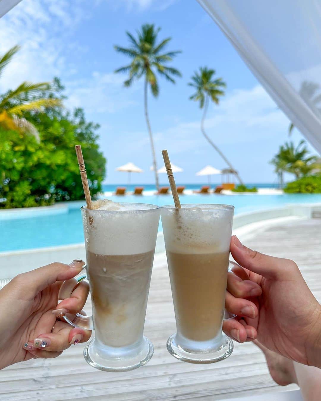 RIEさんのインスタグラム写真 - (RIEInstagram)「【 モルディブ旅行記 ✈︎ @visitmaldives 】 ⁡ モルディブといえば1島1リゾートの国🏖 約1200の島々が点在し、ホテルは200軒以上🐋 ⁡ モルディブの玄関口であるマレ国際空港からは 滞在先のリゾートまで水上ヘリ🚁または スピードボードでの移動になります🚤  残念ながら日本からのモルディブまでの 直行便はないので乗り継ぎで🛩️ 質問が多かった移動スケジュールも載せたので ぜひ参考にしてみてください📈 ⁡ 移動時間が長くて途中までは億劫な気持ちだったけど 着いたら一気に！瞬時に！リフレッシュ🐠🪸 見たことのない絶景の楽園が待ってました🏝 ⁡ ⁡ モルディブは各リゾートへの移動があるため 個人で予約するよりもツアーで申込みした方が 安くなる場合が多いそう😮‍💨要注意な落とし穴です😮‍💨 ⁡  世界各国からハネムーナーが集まる モルディブだからこその良さがあって🇲🇻 実際に行ってみて世界トップの ディスティネーションに輝く理由に納得！  モルディブのベストシーズンは 乾季と言われている12月〜4月☀️ 私は今回雨季と言われてる10月末に訪れましたが スコールは2回数時間のみでした☔️  ⁡ハネムーンでモルディブに行けて本当に良かった🍀 一生忘れられない思い出になりました🕊♥️  ⁡  質問などはコメント欄へ📝  モルディブ投稿はこちら👇🏼 #rietabi_maldives  ⁡  ⁡ ⁡Honeymooners gather from all over the world.There is goodness because it is Maldives🇲🇻 Visit the world's top.I agree with the reason why it shines as a destination!  ⁡I'm so glad I went to the Maldives for my honeymoon💍It became an unforgettable memory for a lifetime🕊♥️If you have any questions, go to the comment section 📝  ⁡ ⁡ ⁡  #モルディブ #モルディブ旅行 #モルディブハネムーン #モルディブ新婚旅行 #サンシアムイルヴェリ #ハネムーン #ハネムーンレポ #新婚旅行 #新婚旅行レポ #カップル旅行 #水上コテージ #水上ヴィラ #オーシャンビューホテル #ラグジュアリーホテル #オールインクルーシブ #世界の絶景 #rietabi_trip #VisitMaldives #maldivesislands #maldivestrip #sunsiyamiruveli #sunsiyamresorts #马尔代夫 #馬爾代夫 #몰디브 #신혼여행」5月25日 19時43分 - rie_tabi