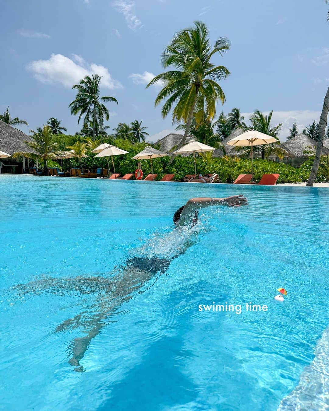 RIEさんのインスタグラム写真 - (RIEInstagram)「【 モルディブ旅行記 ✈︎ @visitmaldives 】 ⁡ モルディブといえば1島1リゾートの国🏖 約1200の島々が点在し、ホテルは200軒以上🐋 ⁡ モルディブの玄関口であるマレ国際空港からは 滞在先のリゾートまで水上ヘリ🚁または スピードボードでの移動になります🚤  残念ながら日本からのモルディブまでの 直行便はないので乗り継ぎで🛩️ 質問が多かった移動スケジュールも載せたので ぜひ参考にしてみてください📈 ⁡ 移動時間が長くて途中までは億劫な気持ちだったけど 着いたら一気に！瞬時に！リフレッシュ🐠🪸 見たことのない絶景の楽園が待ってました🏝 ⁡ ⁡ モルディブは各リゾートへの移動があるため 個人で予約するよりもツアーで申込みした方が 安くなる場合が多いそう😮‍💨要注意な落とし穴です😮‍💨 ⁡  世界各国からハネムーナーが集まる モルディブだからこその良さがあって🇲🇻 実際に行ってみて世界トップの ディスティネーションに輝く理由に納得！  モルディブのベストシーズンは 乾季と言われている12月〜4月☀️ 私は今回雨季と言われてる10月末に訪れましたが スコールは2回数時間のみでした☔️  ⁡ハネムーンでモルディブに行けて本当に良かった🍀 一生忘れられない思い出になりました🕊♥️  ⁡  質問などはコメント欄へ📝  モルディブ投稿はこちら👇🏼 #rietabi_maldives  ⁡  ⁡ ⁡Honeymooners gather from all over the world.There is goodness because it is Maldives🇲🇻 Visit the world's top.I agree with the reason why it shines as a destination!  ⁡I'm so glad I went to the Maldives for my honeymoon💍It became an unforgettable memory for a lifetime🕊♥️If you have any questions, go to the comment section 📝  ⁡ ⁡ ⁡  #モルディブ #モルディブ旅行 #モルディブハネムーン #モルディブ新婚旅行 #サンシアムイルヴェリ #ハネムーン #ハネムーンレポ #新婚旅行 #新婚旅行レポ #カップル旅行 #水上コテージ #水上ヴィラ #オーシャンビューホテル #ラグジュアリーホテル #オールインクルーシブ #世界の絶景 #rietabi_trip #VisitMaldives #maldivesislands #maldivestrip #sunsiyamiruveli #sunsiyamresorts #马尔代夫 #馬爾代夫 #몰디브 #신혼여행」5月25日 19時43分 - rie_tabi