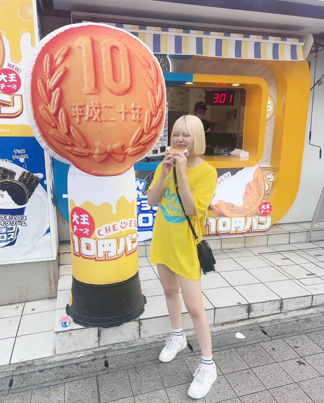 いーたろさんのインスタグラム写真 - (いーたろInstagram)「沖縄で食べ過ぎて絶対2キロは太ったきがする…  ずっと気になってた10円パン買えて嬉しそう私😂  #沖縄#沖縄旅行#食べ歩き#10円パン」5月25日 19時44分 - itaro0000