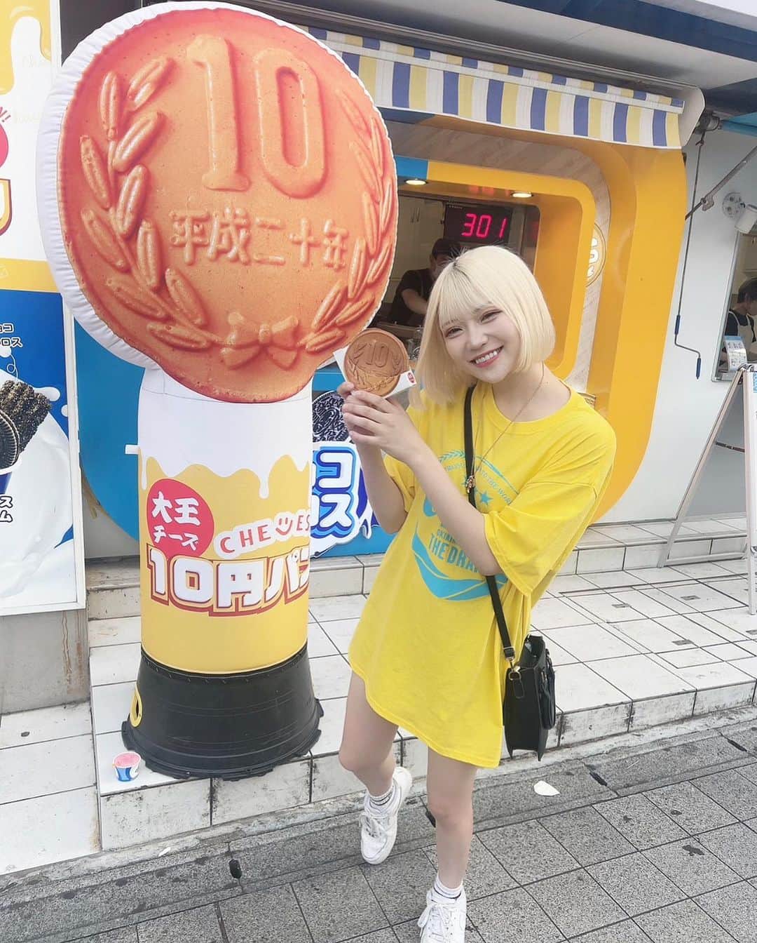 いーたろのインスタグラム：「沖縄で食べ過ぎて絶対2キロは太ったきがする…  ずっと気になってた10円パン買えて嬉しそう私😂  #沖縄#沖縄旅行#食べ歩き#10円パン」