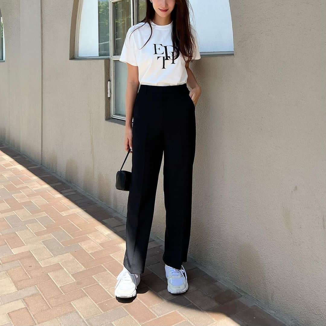 Nagiのインスタグラム：「Tシャツにスラックス 足元は👟  上下　@reedit_official ✨  パンツはM size履いてるんだけど高身長の人はMT sizeの方がいいね☺️171cmでこの丈感 参考までに〜  ロゴTシは何枚あってもいい🤭  tops.bottom. #reedit  shoes. #adidas   @yukiko_kh  #code#fashion#コーデ#ファッション#シンプル#シンプルコーデ#リエディ#リエディスタ」