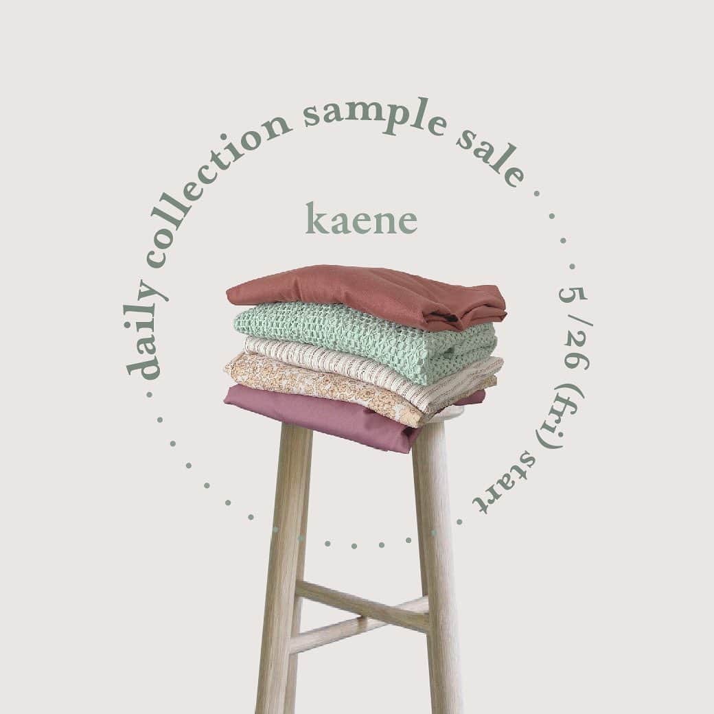 のインスタグラム：「- daily collection sample sale ! 📯-  明日5/26（金）12:00より、kaene daily collectionのサンプルセールを行います！ ※kaene daily collection = 受注生産のkaeneカジュアルラインです🍒  受注会で人気だったあのアイテムや、中にはサンプル段階で商品化を断念した幻のカラーも…！  すべて1点もののサンプル品です。 ぜひお早めにご検討ください🎪  ※商品ページの注意書きをご確認いただき、ご理解頂いた上でのご購入をお願いいたします。 ※オンラインストアのみのイベントです。  #kaene #kaene_daily_collection」