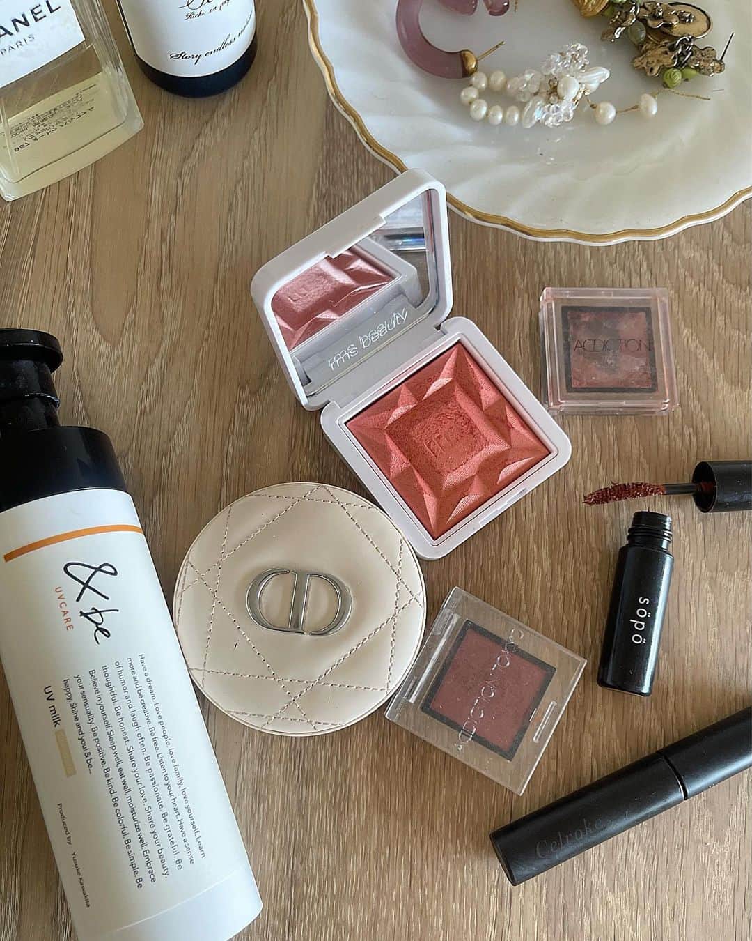 sakincho1028のインスタグラム：「最近のお気に入りのオレンジチーク @rmsbeautyjapan のマイタイ🌼 塗ると肌がツヤッツヤになってこれ塗ってる時すごく褒めてもらえる🐷 アイシャドウとしても使っちゃう。  @andbe_official の日焼け止めもツヤッツヤ肌になるのでだいすき。 マスカラはファミマでパパッと買ったテラコッタ。色可愛い🤍」