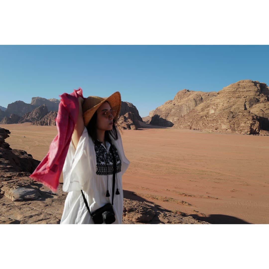のインスタグラム：「*  どこまでも続く赤い砂漠と、垂直に切り立つ岩。  初めて見る景色の連続なのに、 あぁ、私は地球という星で生きているんだなぁ…。 なんて、改めて実感したり。  この砂漠を進み続けた人たちが、 歴史を作ってきたんですよね。  ちょっとしたハプニングなら大歓迎‼︎ ワディラム砂漠でのキャンプは、 想像以上のアドベンチャーでした。  【わたしには旅をさせよ】 ヨルダン旅後編は、本日公開されました。  #wadirum  #jordan  #ワディラム #ヨルダン #わたしには旅をさせよ #うがたび #宇賀なつみ」